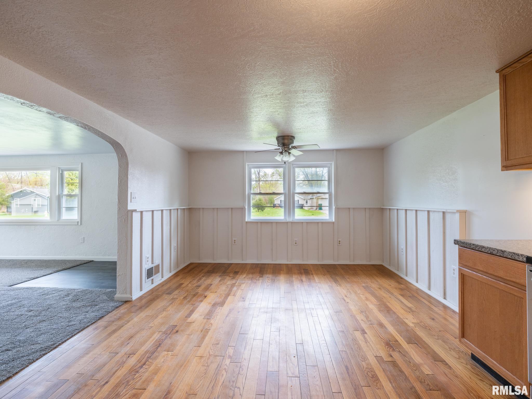 1103 S SCHMIDT Avenue