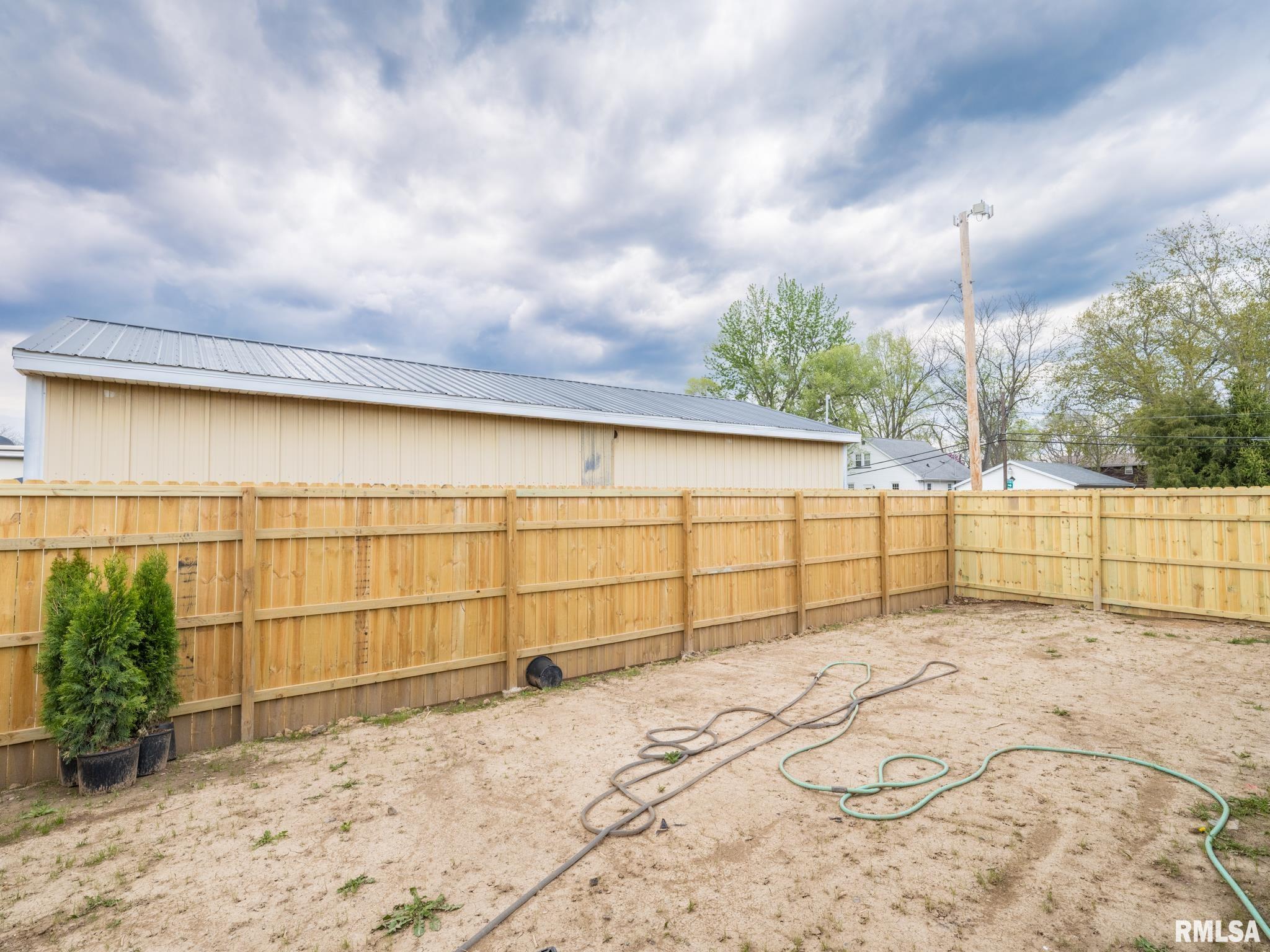 1103 S SCHMIDT Avenue