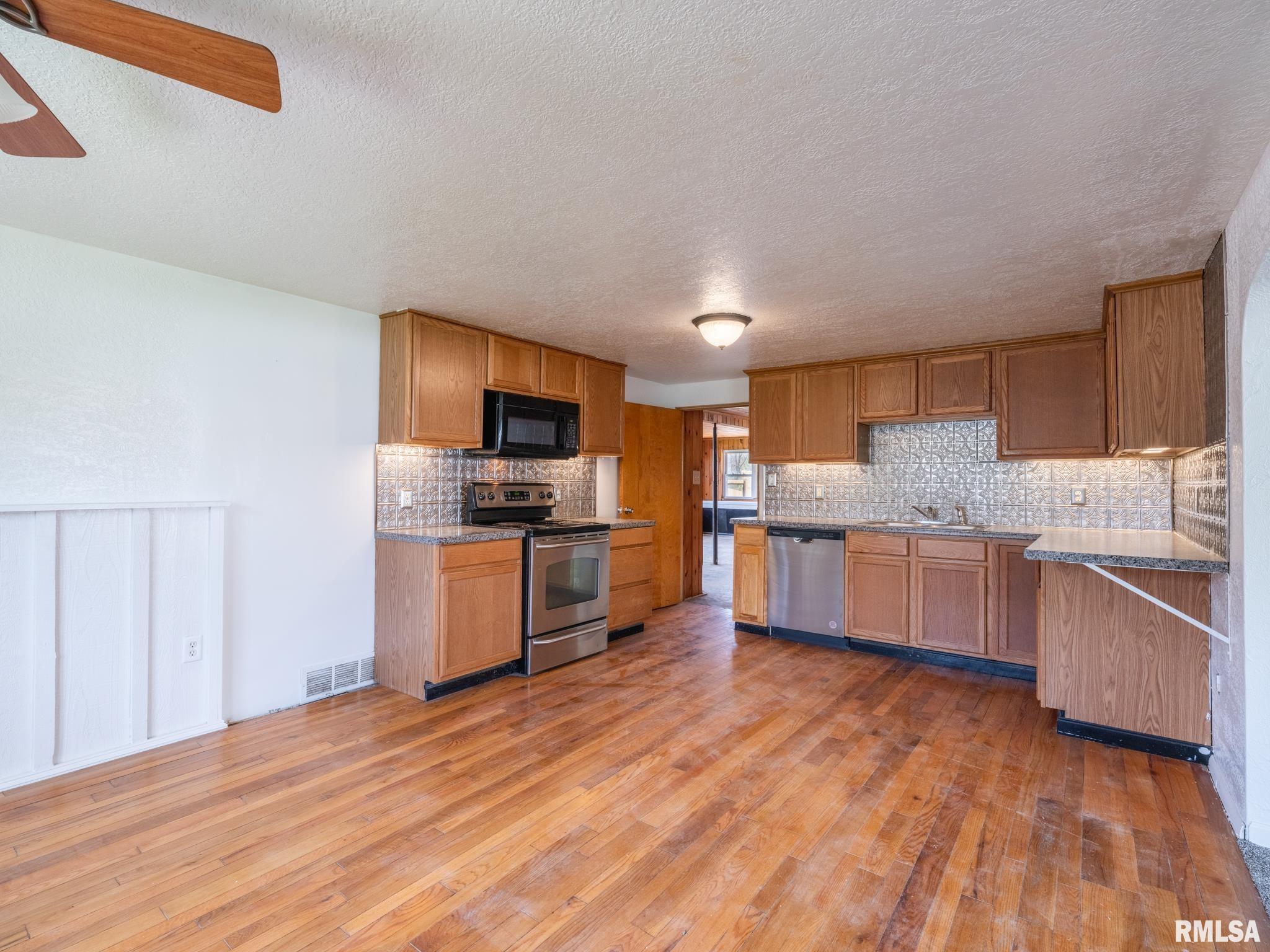 1103 S SCHMIDT Avenue