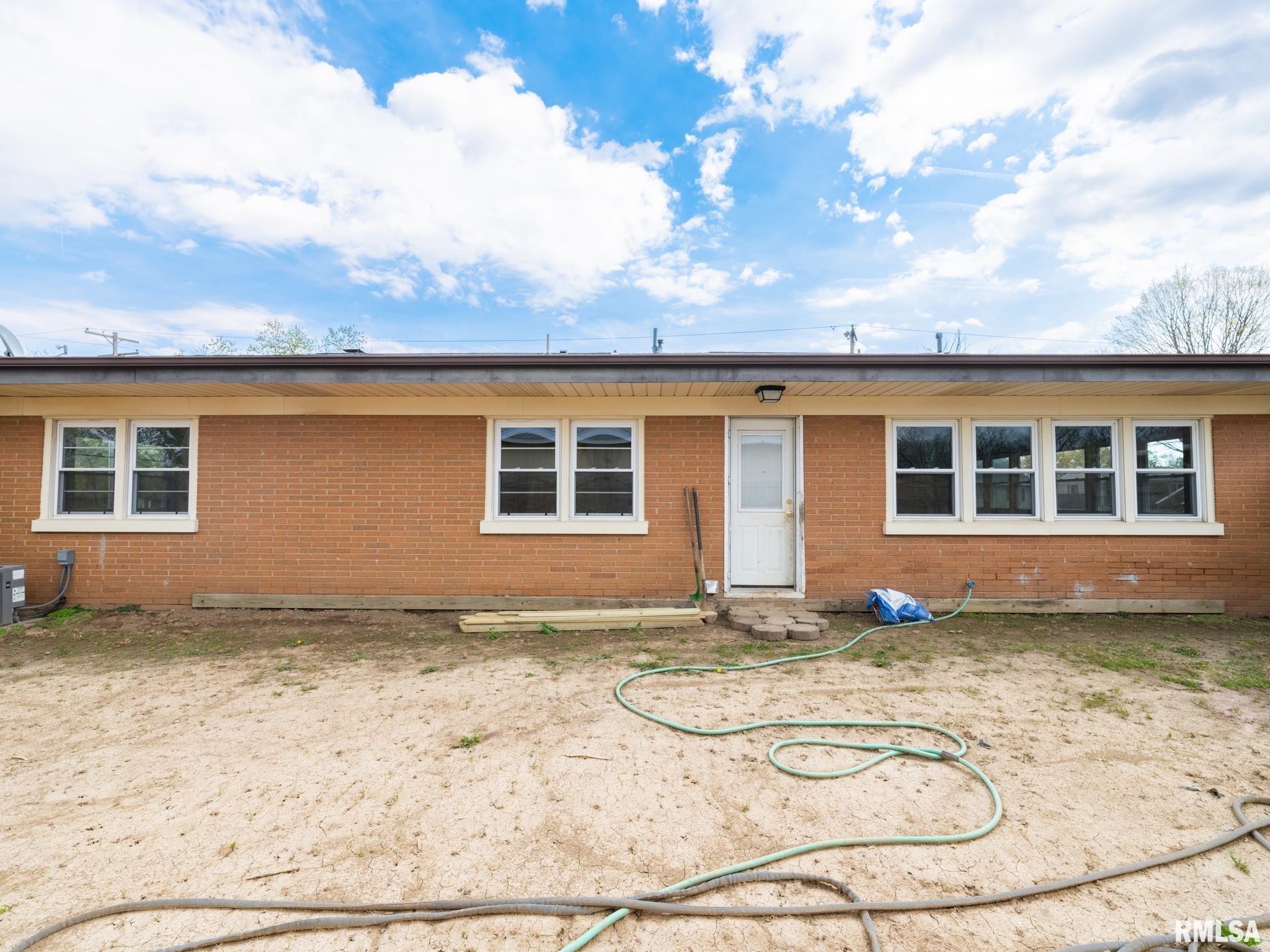 1103 S SCHMIDT Avenue