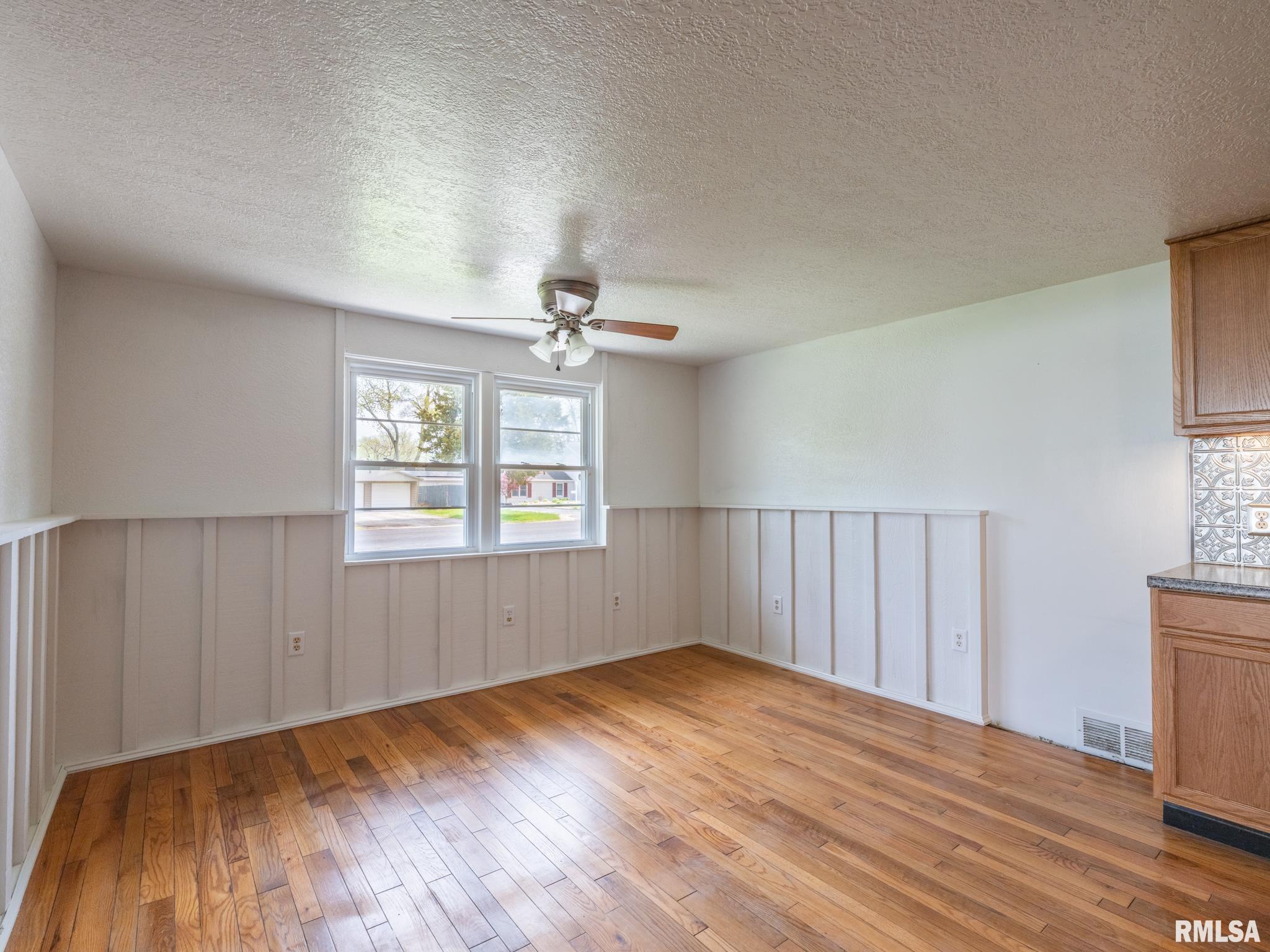 1103 S SCHMIDT Avenue