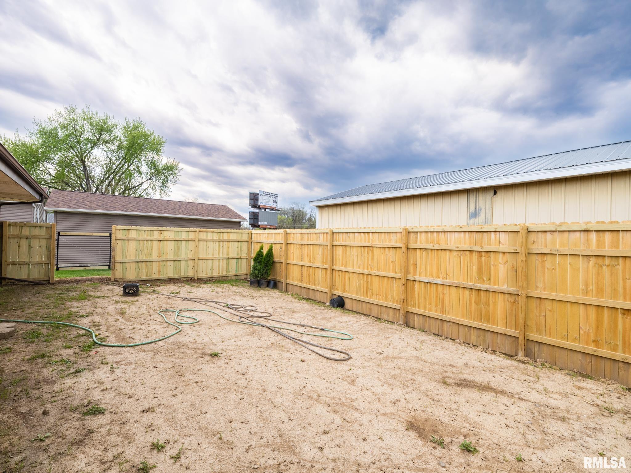 1103 S SCHMIDT Avenue