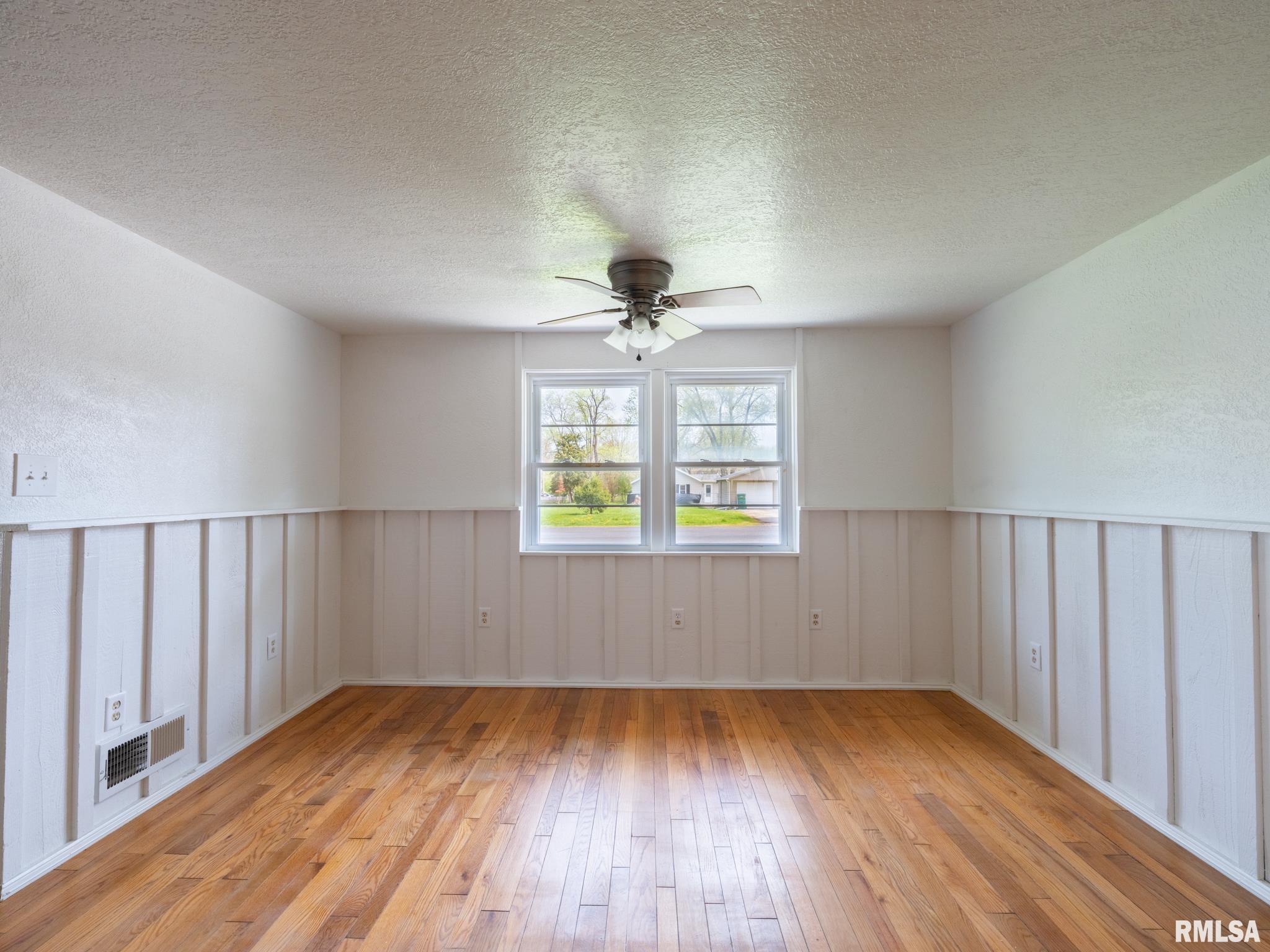 1103 S SCHMIDT Avenue