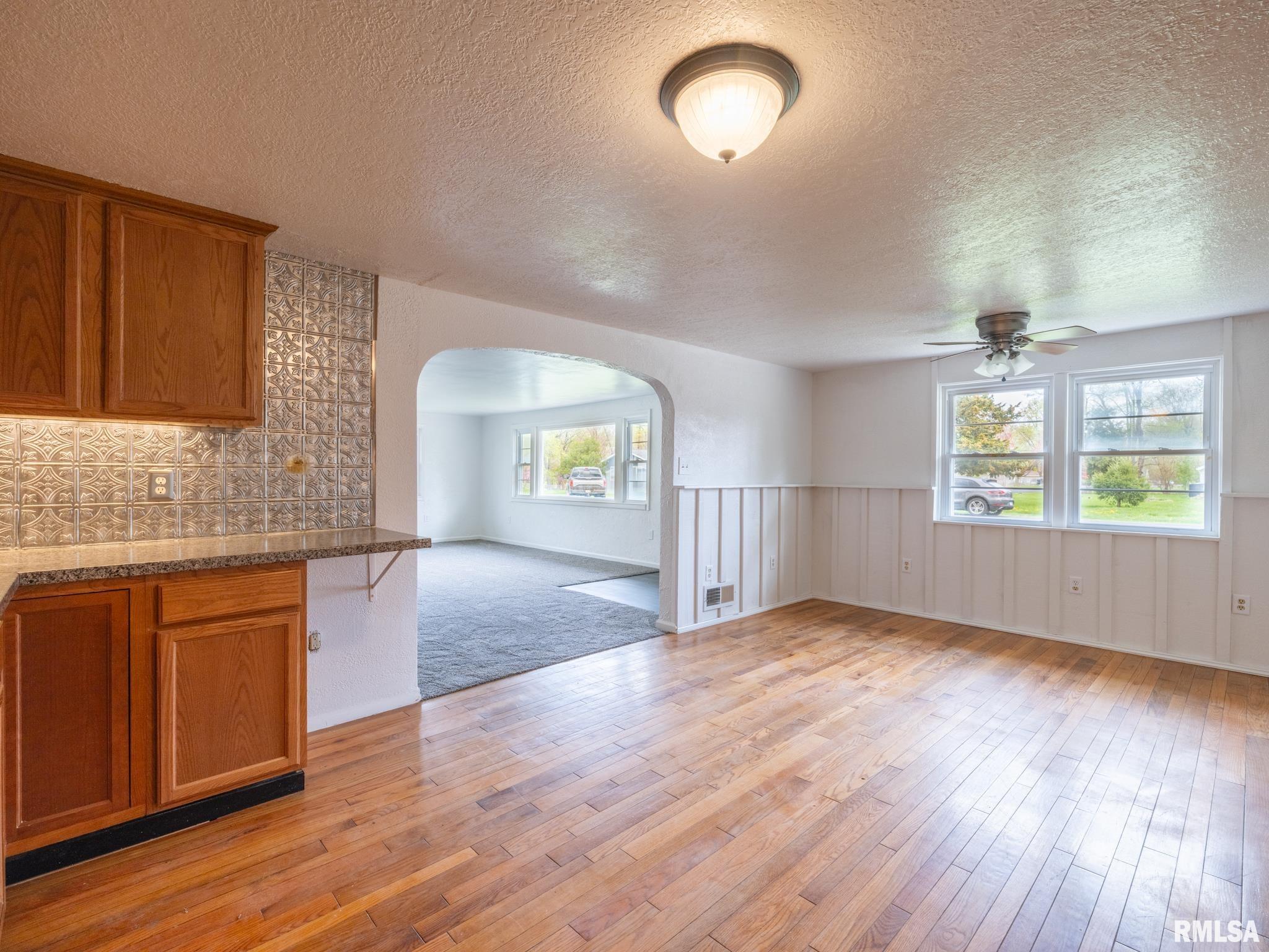 1103 S SCHMIDT Avenue