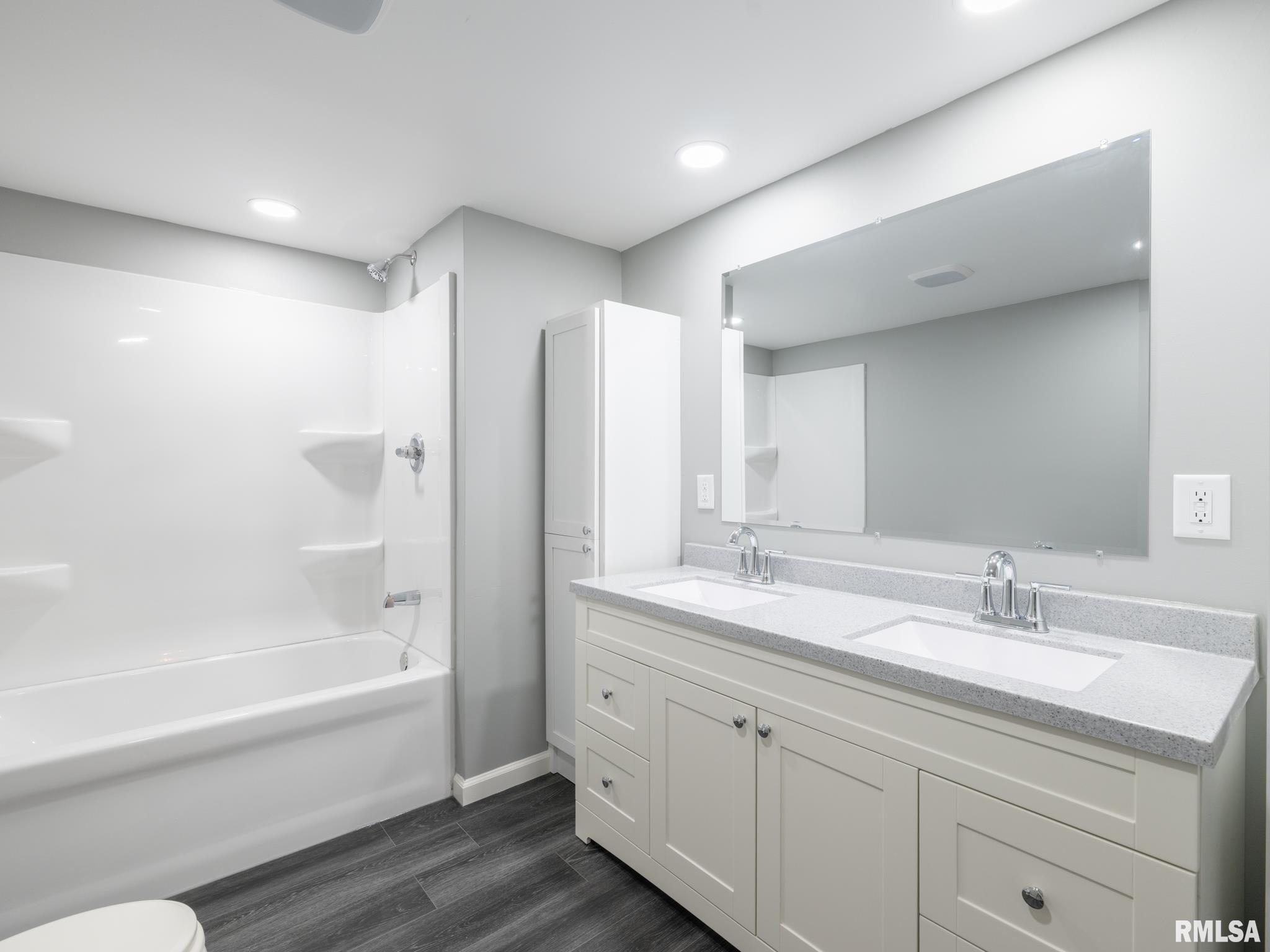 1103 S SCHMIDT Avenue