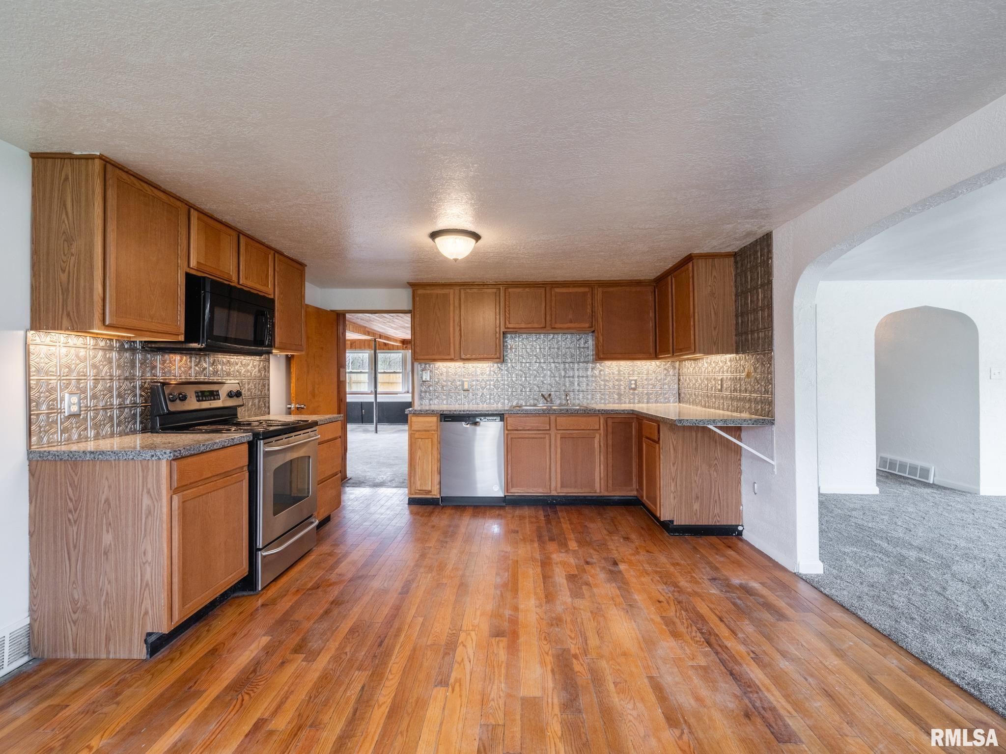 1103 S SCHMIDT Avenue