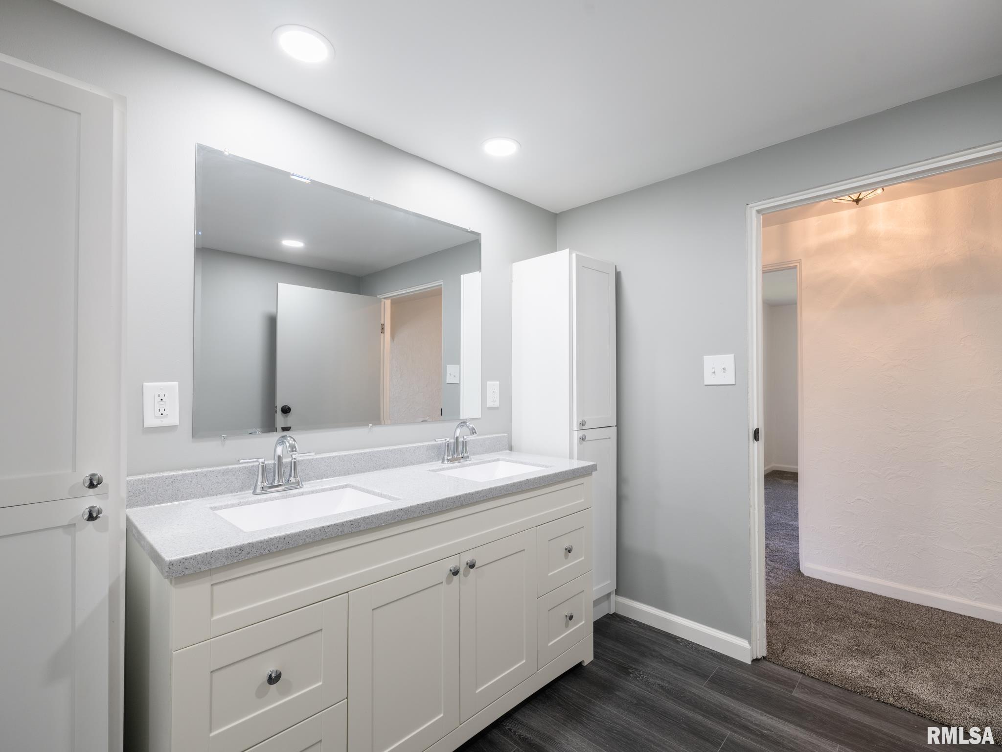 1103 S SCHMIDT Avenue