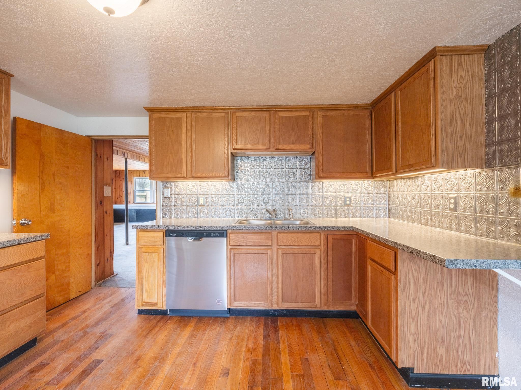 1103 S SCHMIDT Avenue