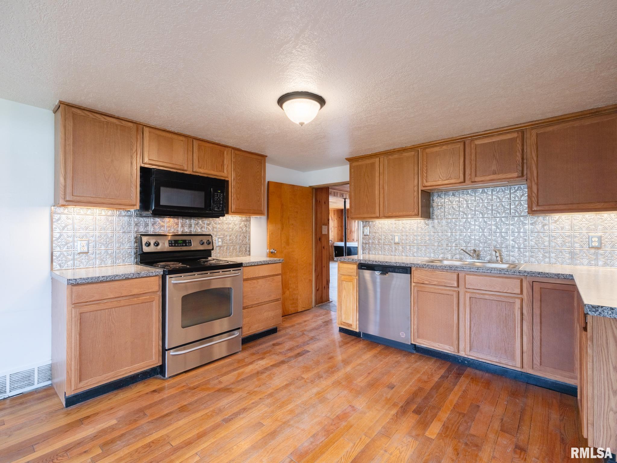 1103 S SCHMIDT Avenue