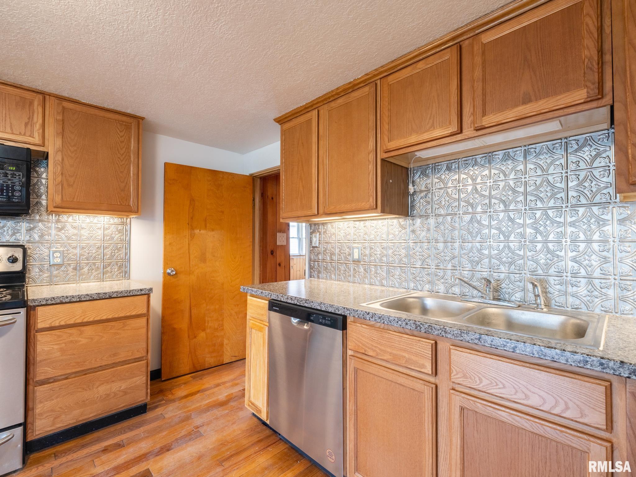 1103 S SCHMIDT Avenue