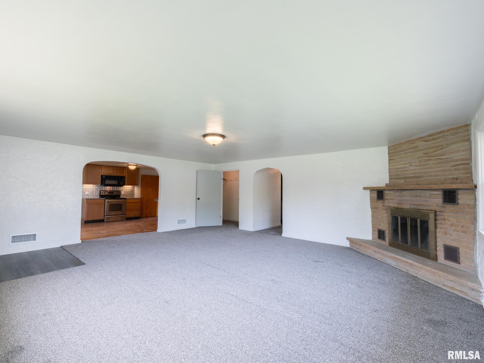 1103 S SCHMIDT Avenue