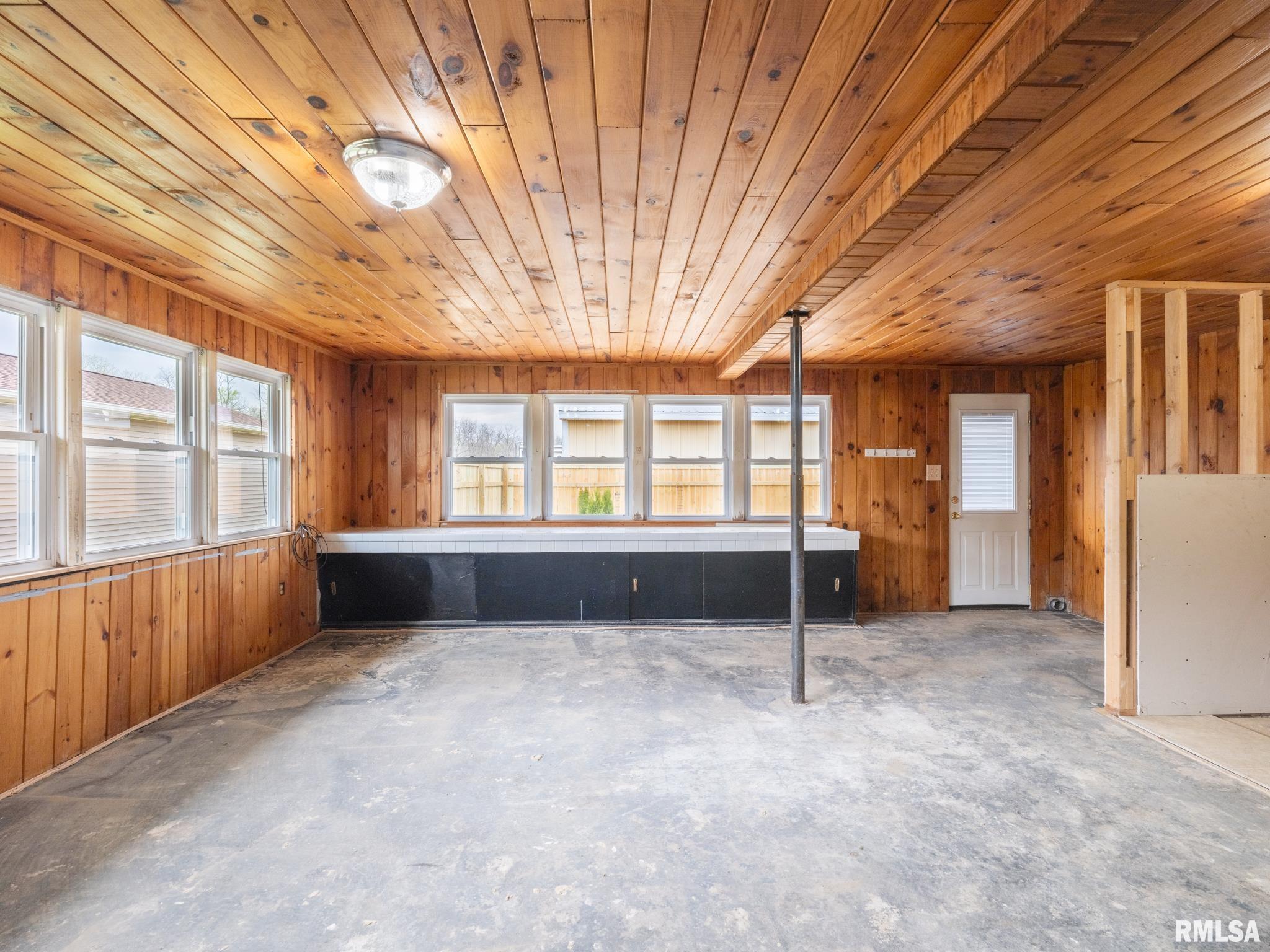 1103 S SCHMIDT Avenue