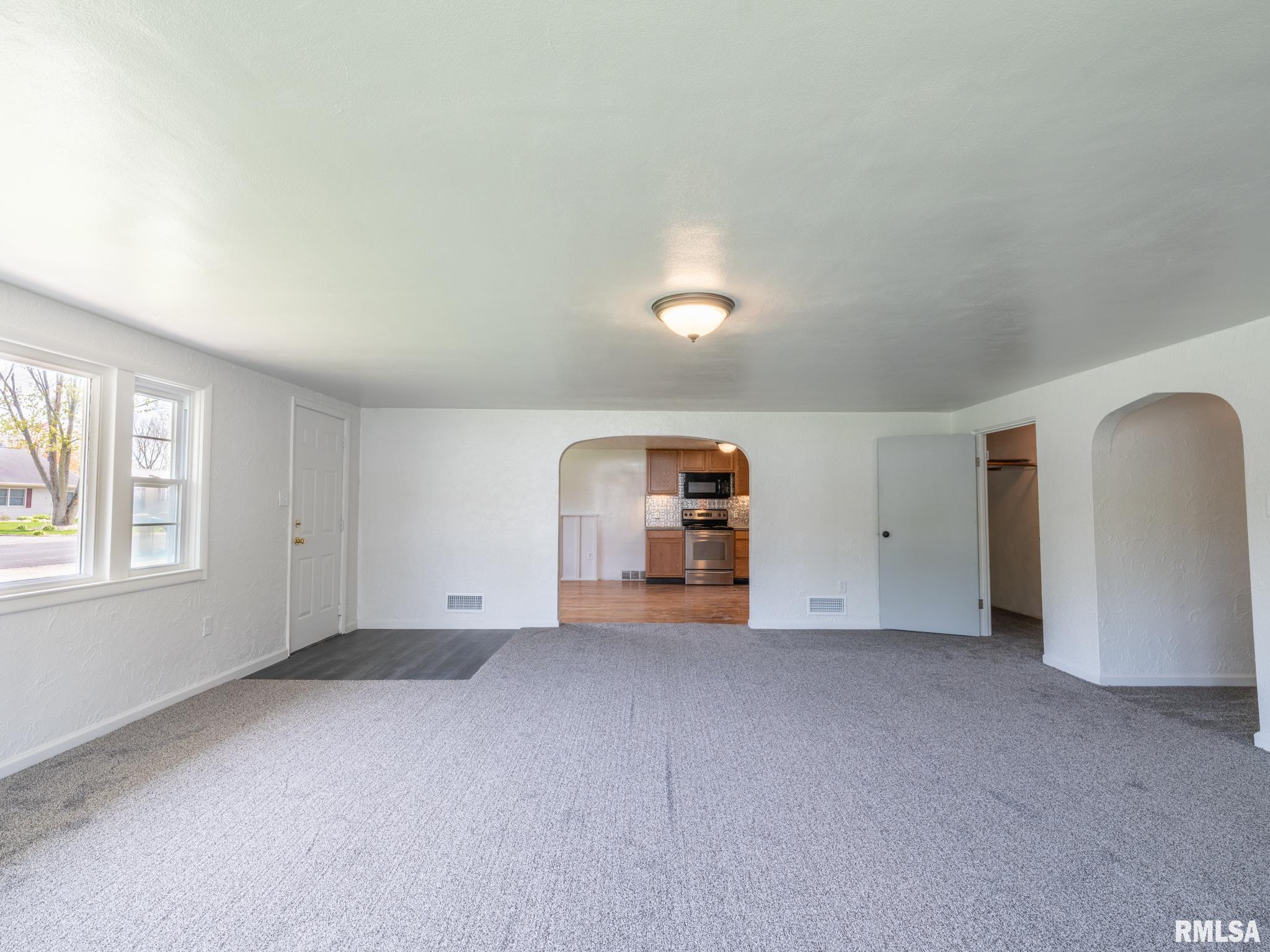 1103 S SCHMIDT Avenue