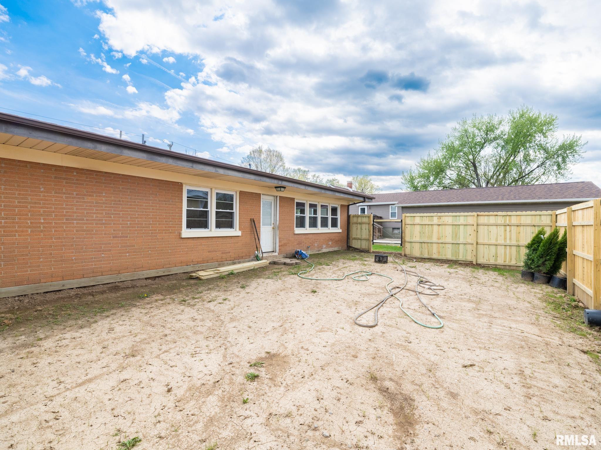 1103 S SCHMIDT Avenue