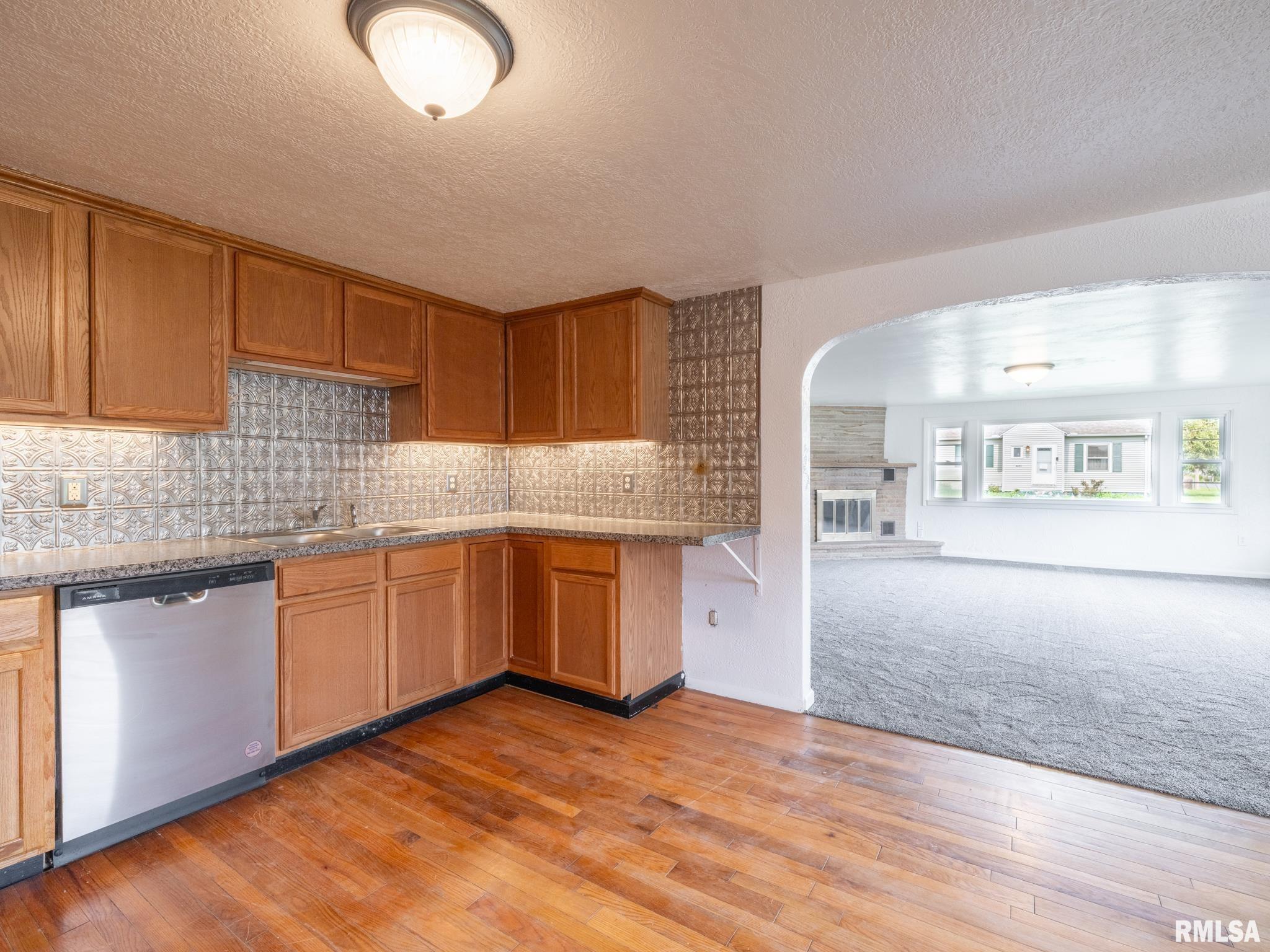 1103 S SCHMIDT Avenue