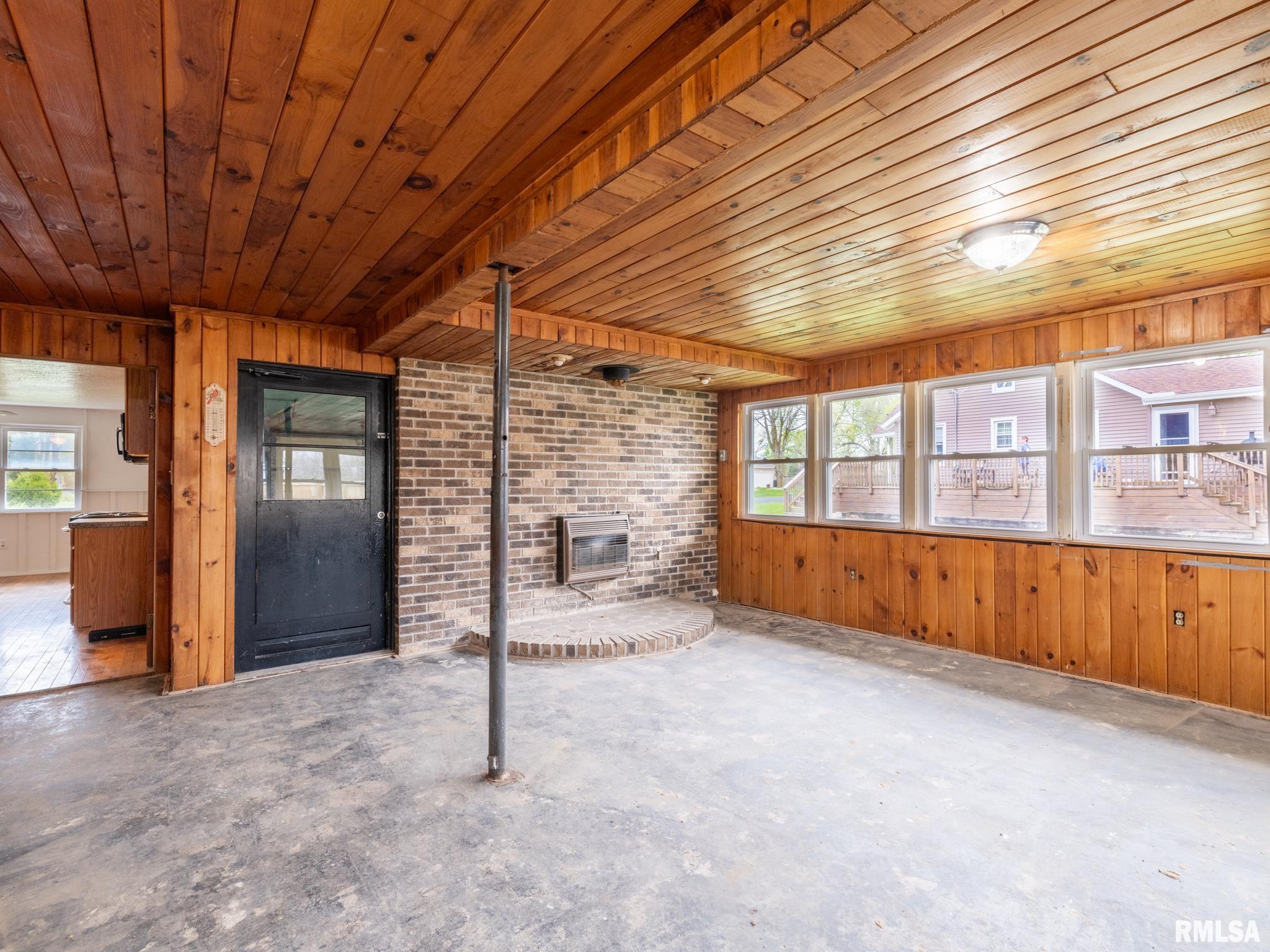 1103 S SCHMIDT Avenue