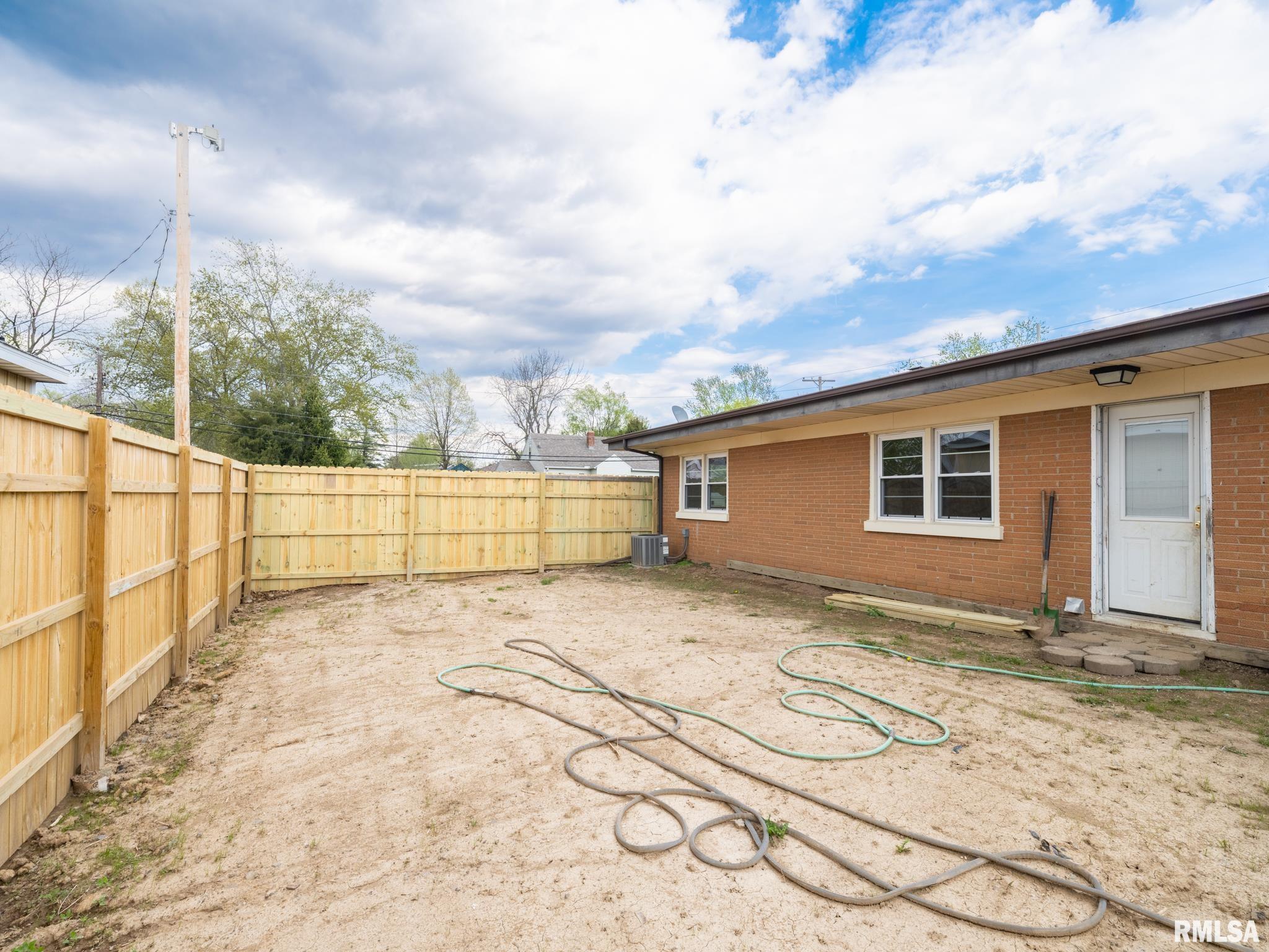 1103 S SCHMIDT Avenue