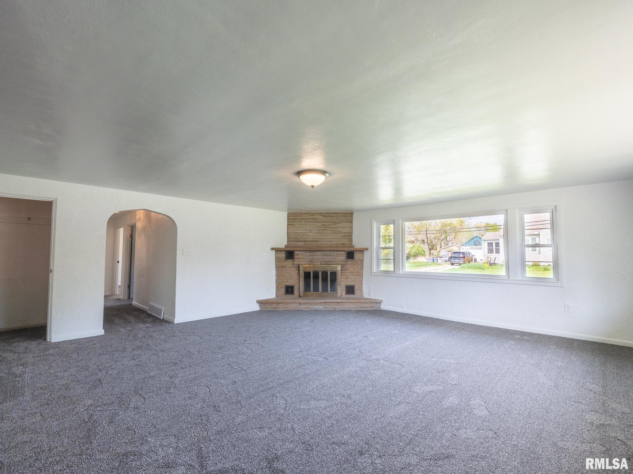 1103 S SCHMIDT Avenue