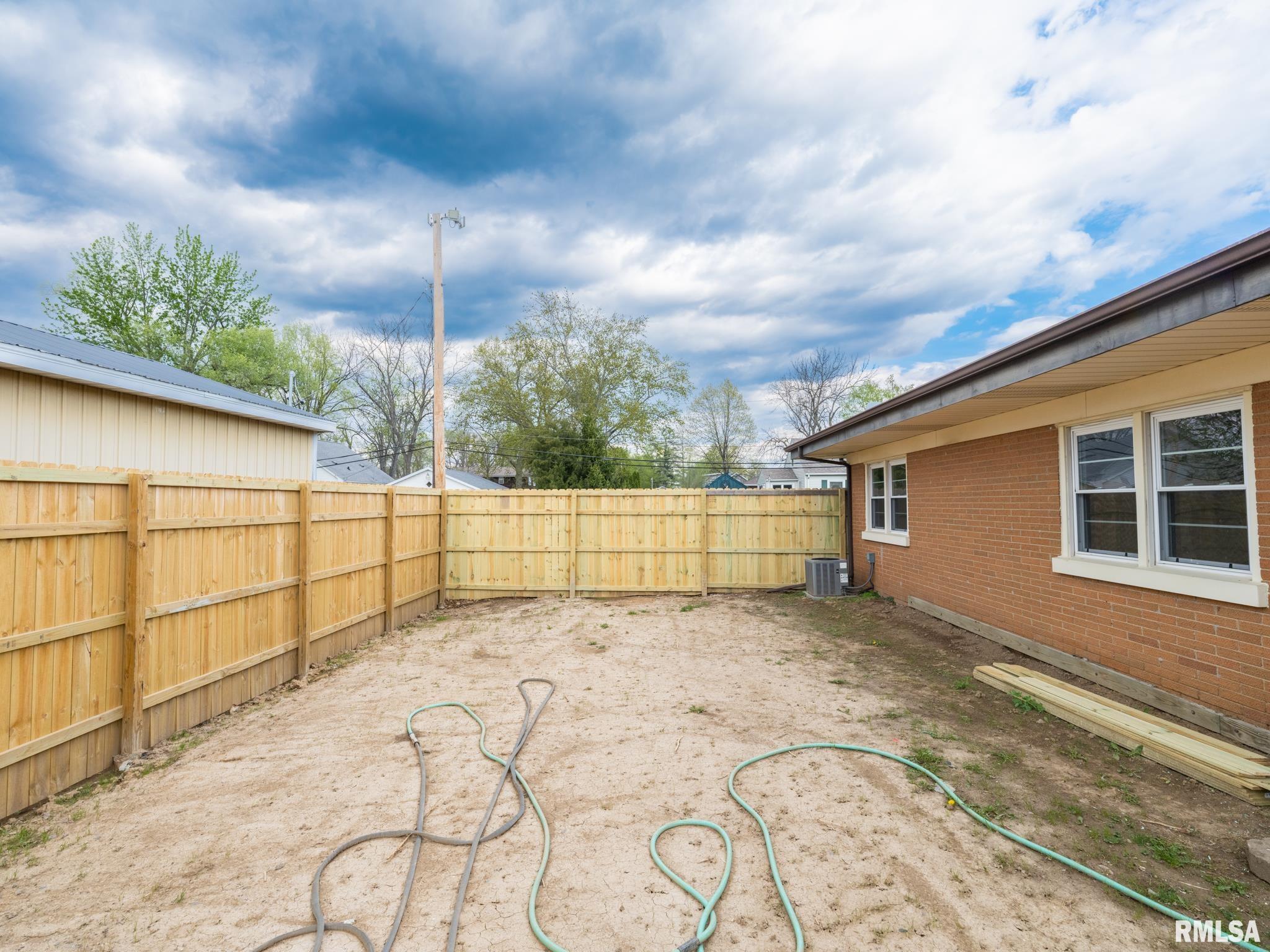 1103 S SCHMIDT Avenue