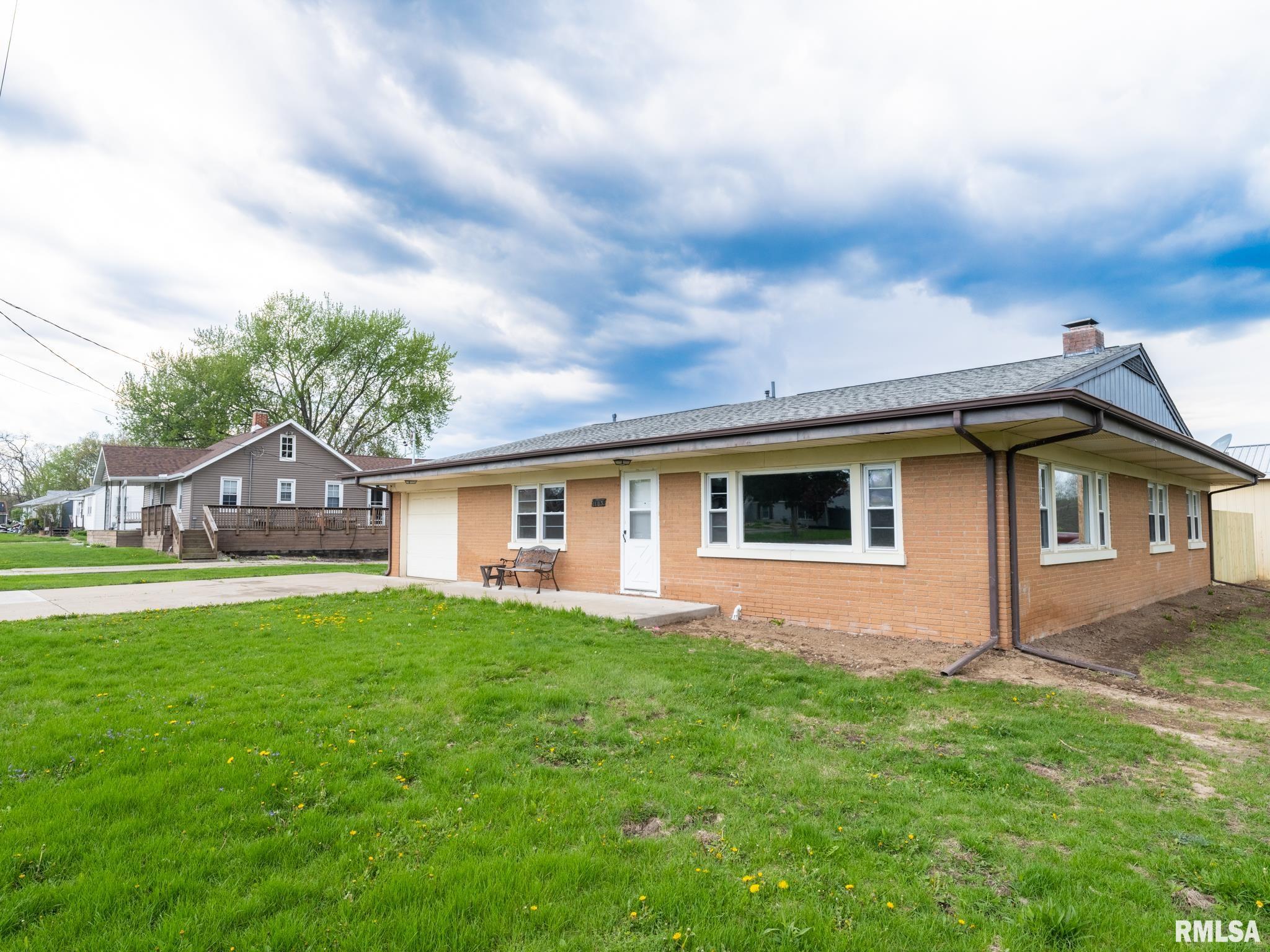 1103 S SCHMIDT Avenue