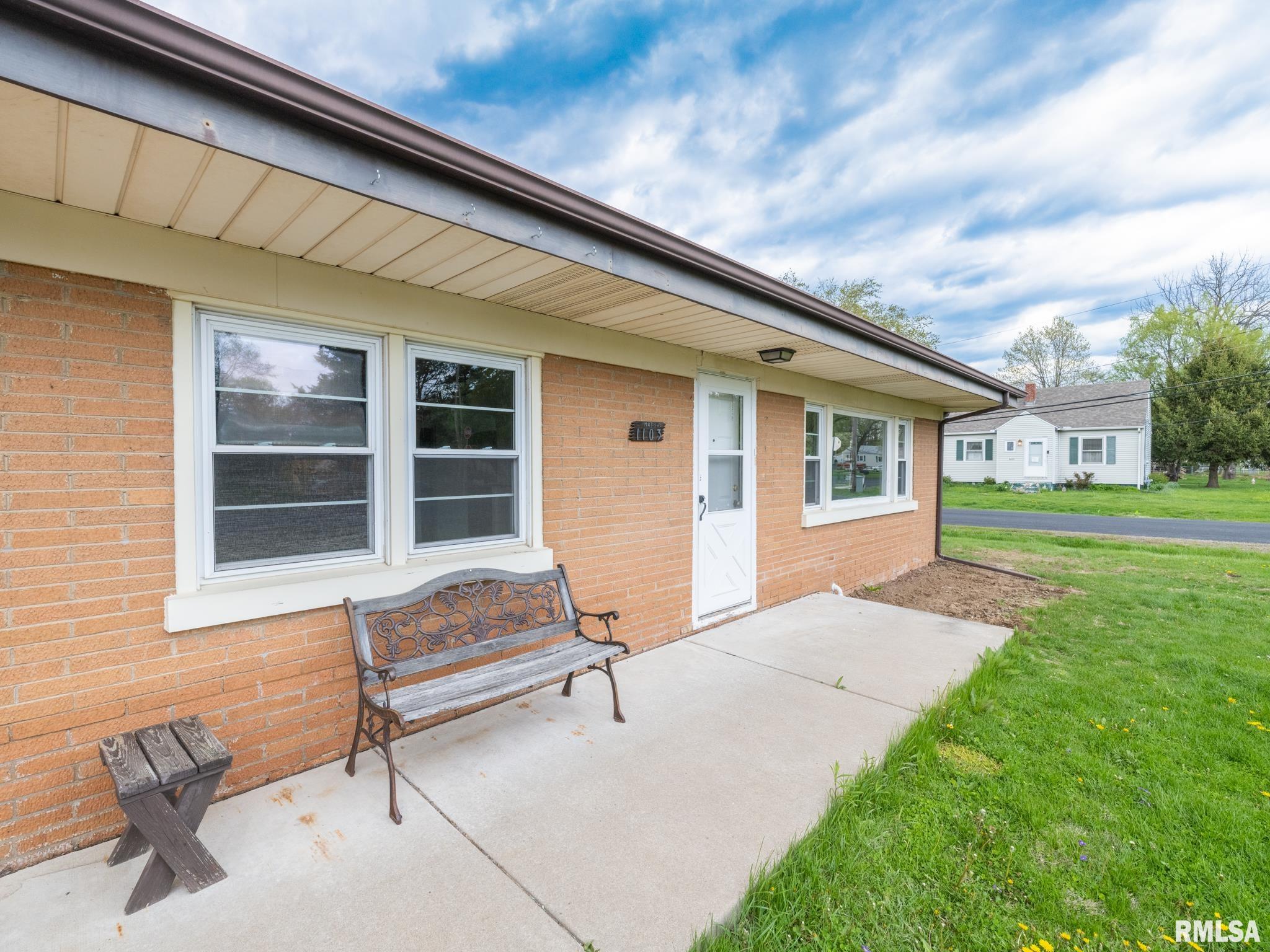 1103 S SCHMIDT Avenue