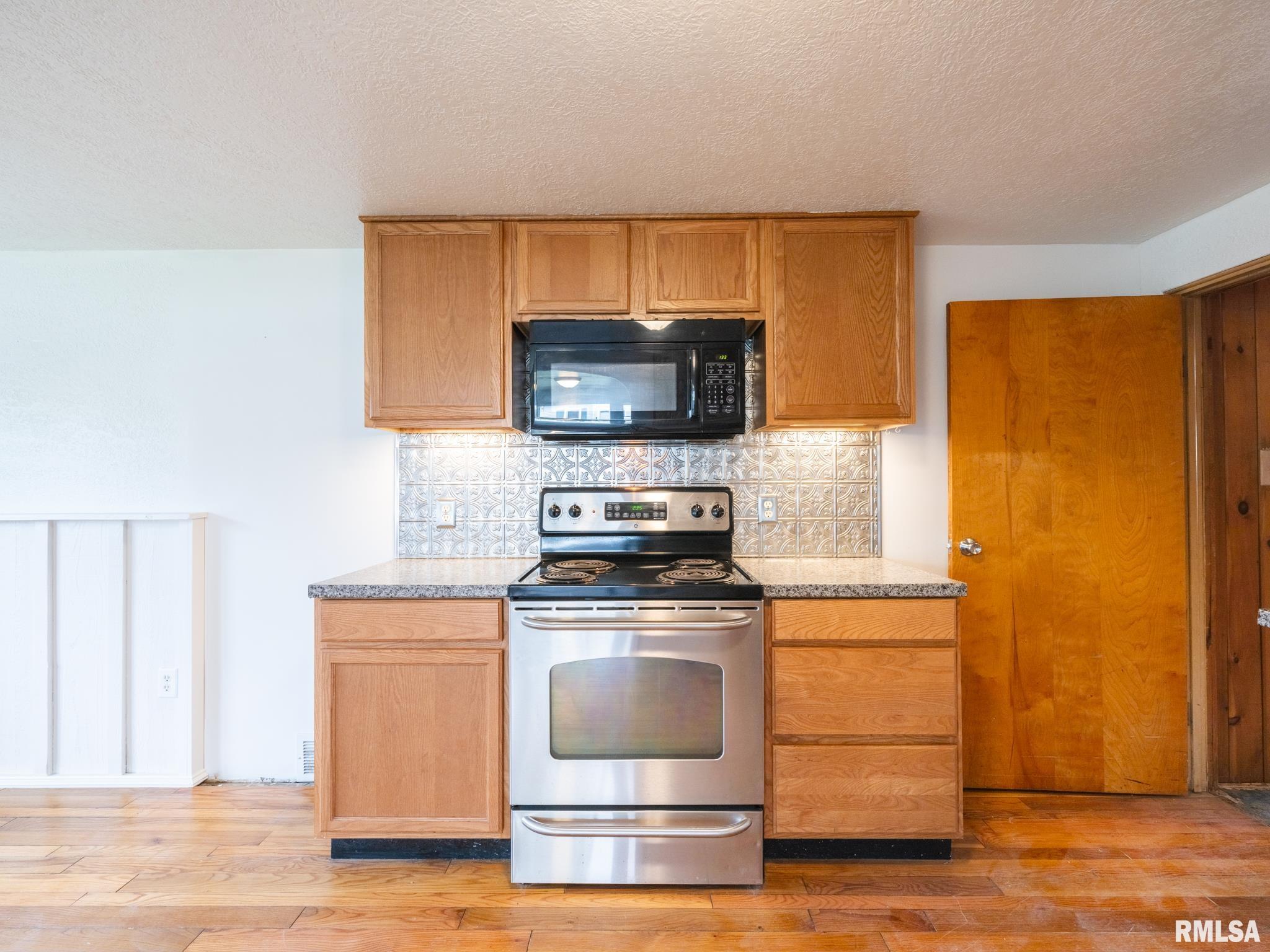 1103 S SCHMIDT Avenue