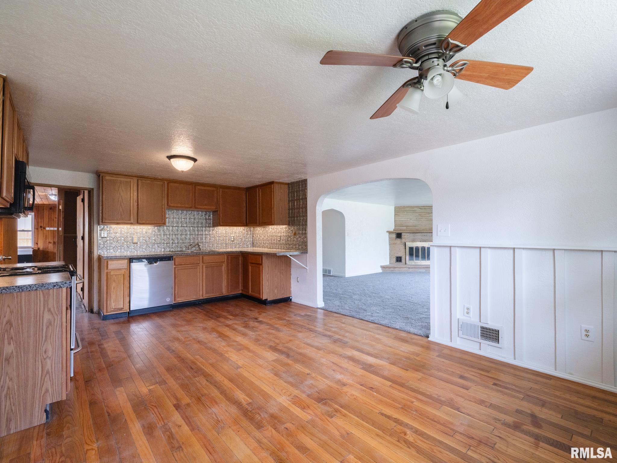 1103 S SCHMIDT Avenue