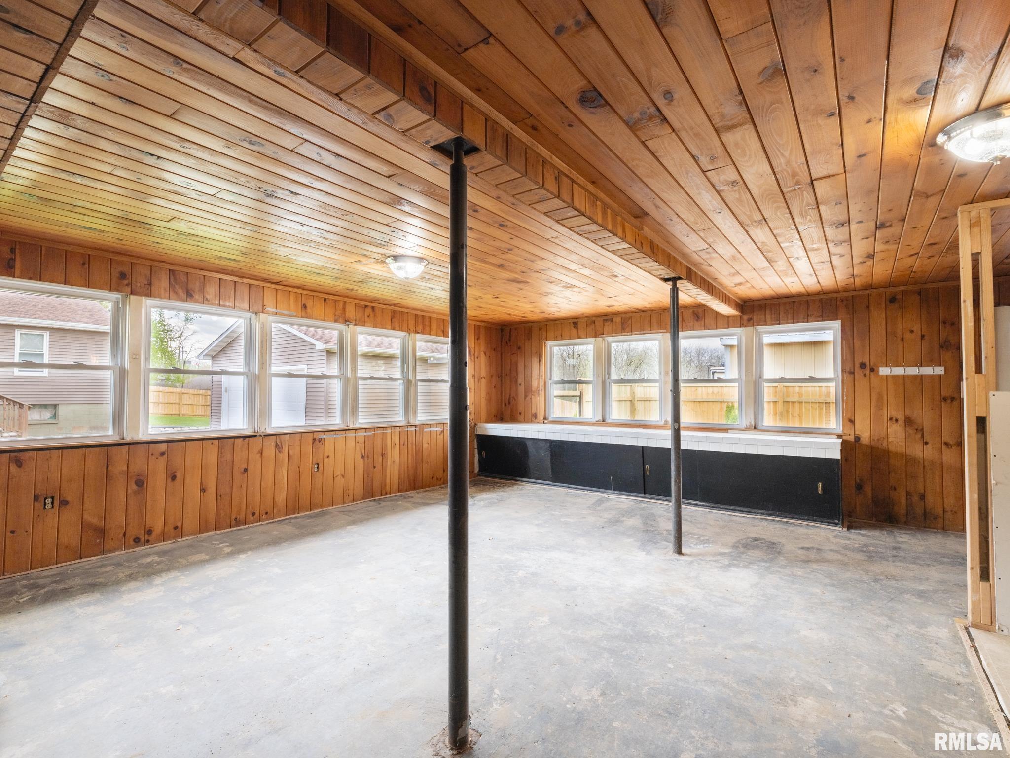 1103 S SCHMIDT Avenue