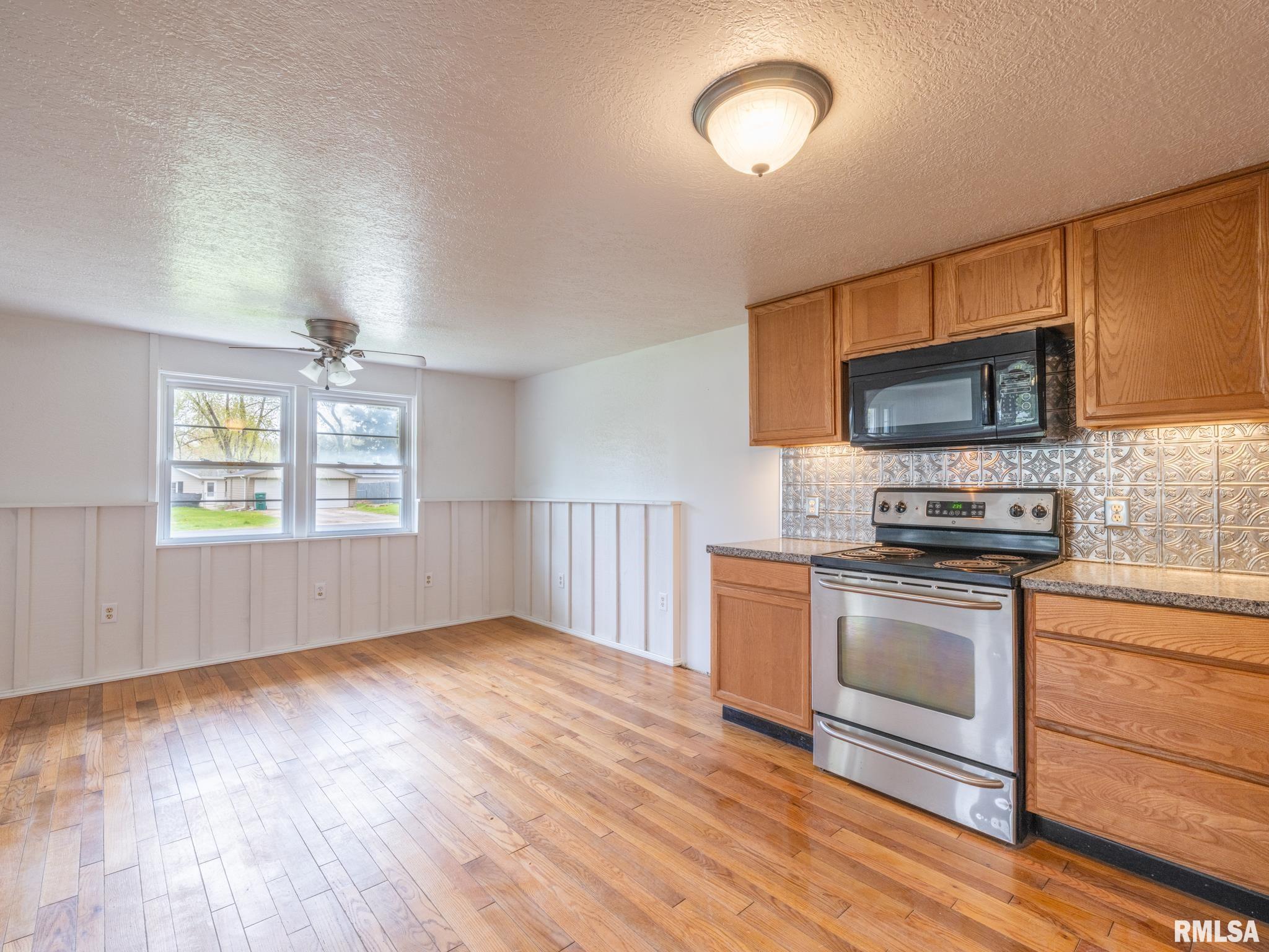 1103 S SCHMIDT Avenue