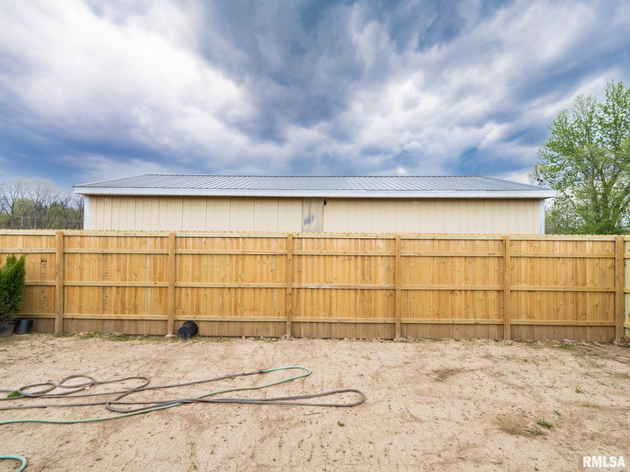 1103 S SCHMIDT Avenue