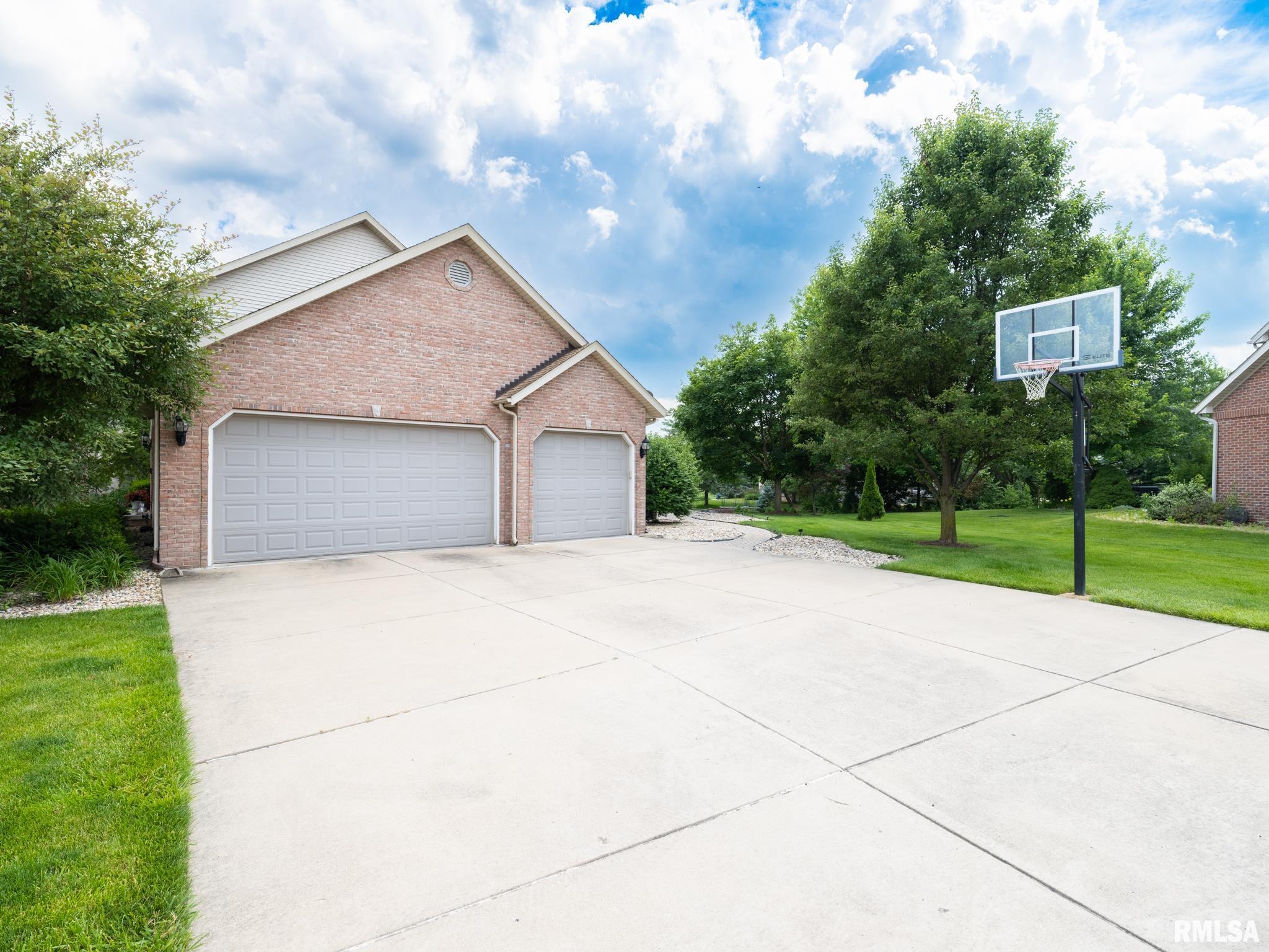 5800 W EAGLECREEK Drive