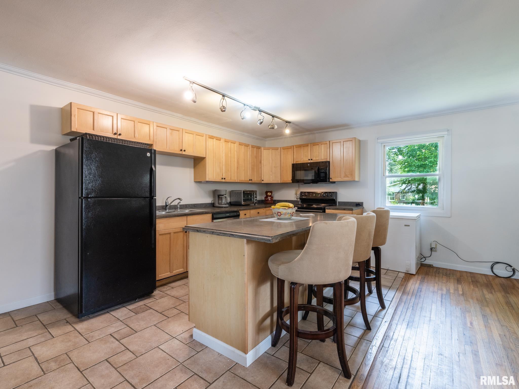 1036 E FORREST HILL Avenue