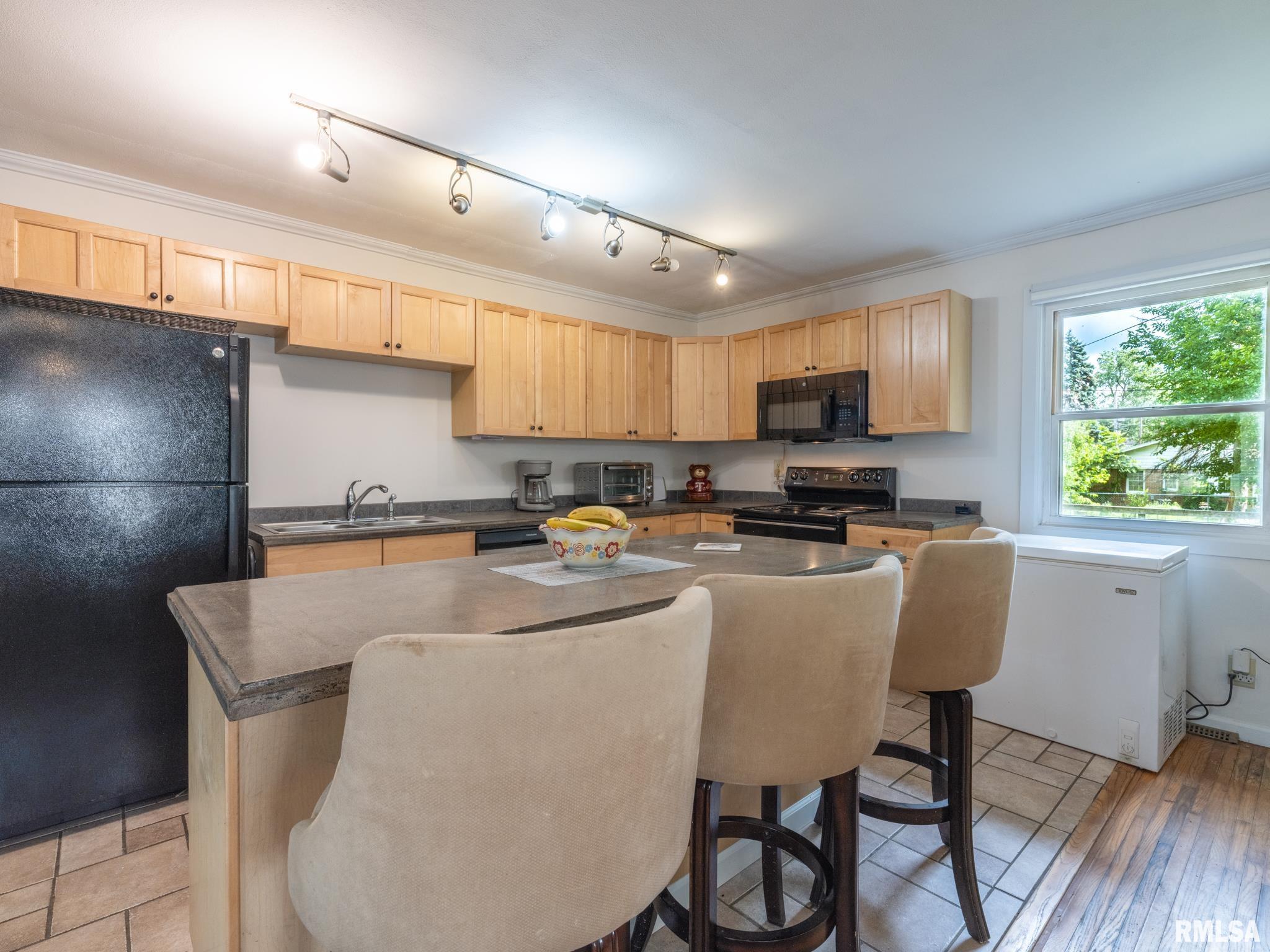 1036 E FORREST HILL Avenue