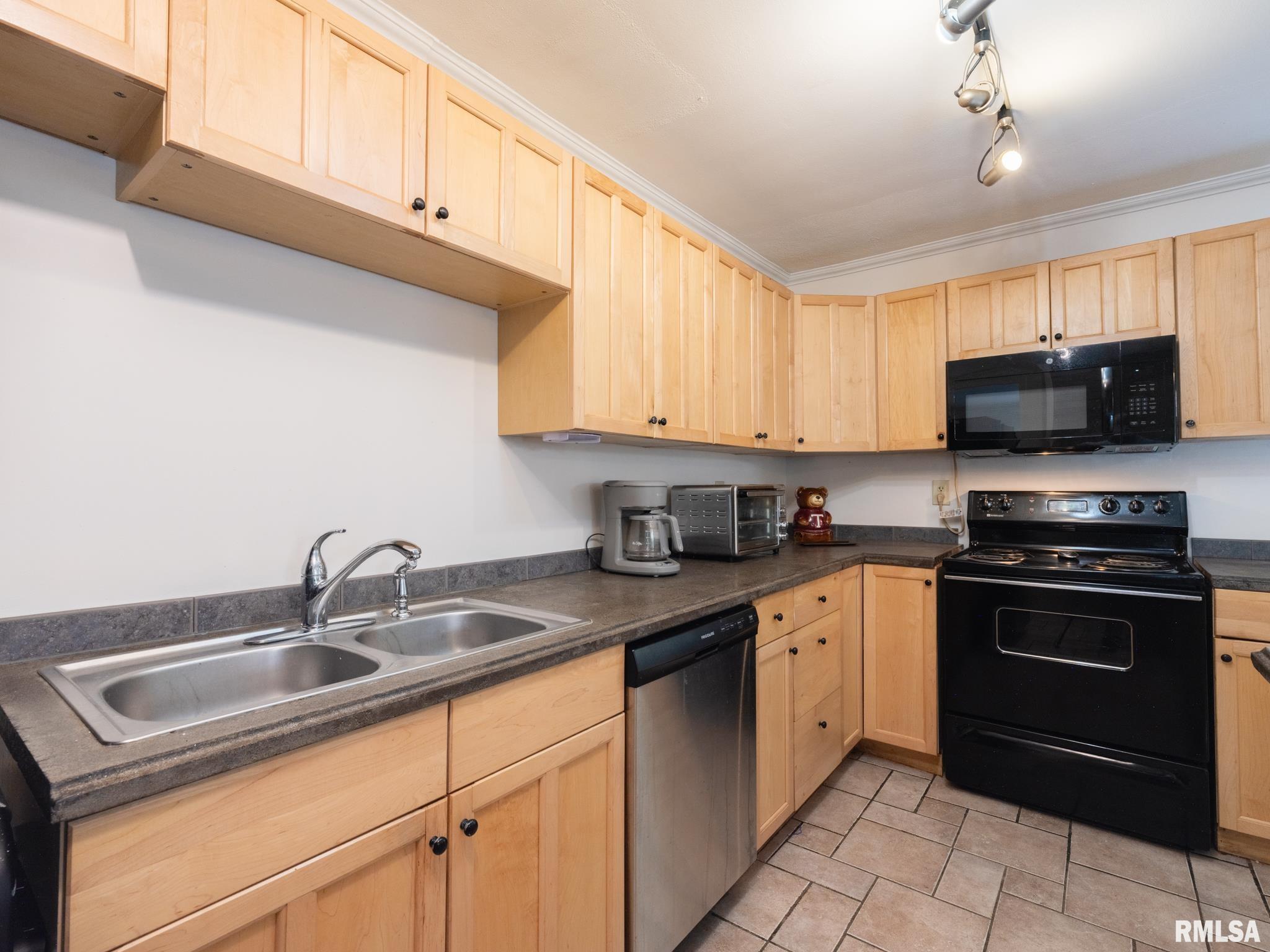 1036 E FORREST HILL Avenue