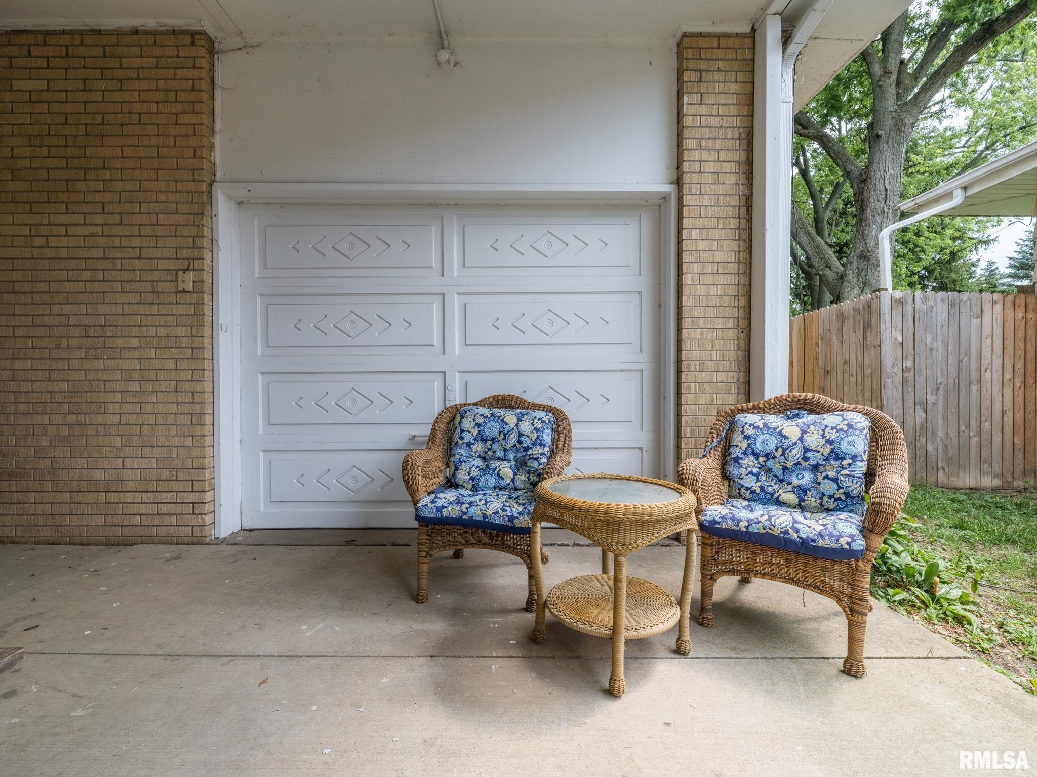 1036 E FORREST HILL Avenue