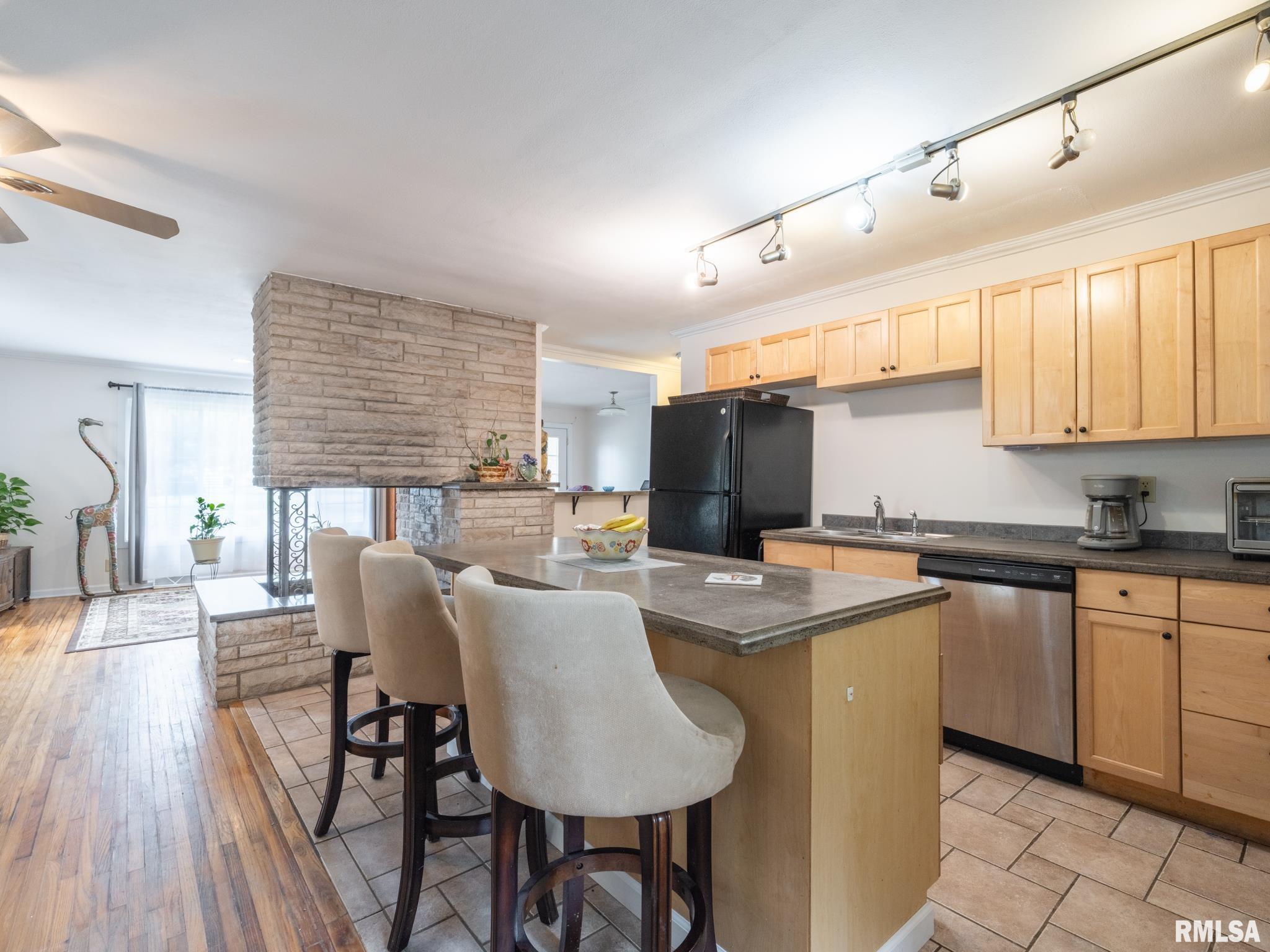 1036 E FORREST HILL Avenue