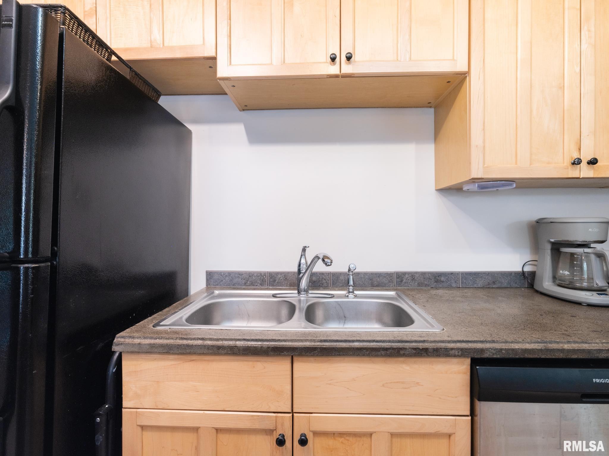 1036 E FORREST HILL Avenue