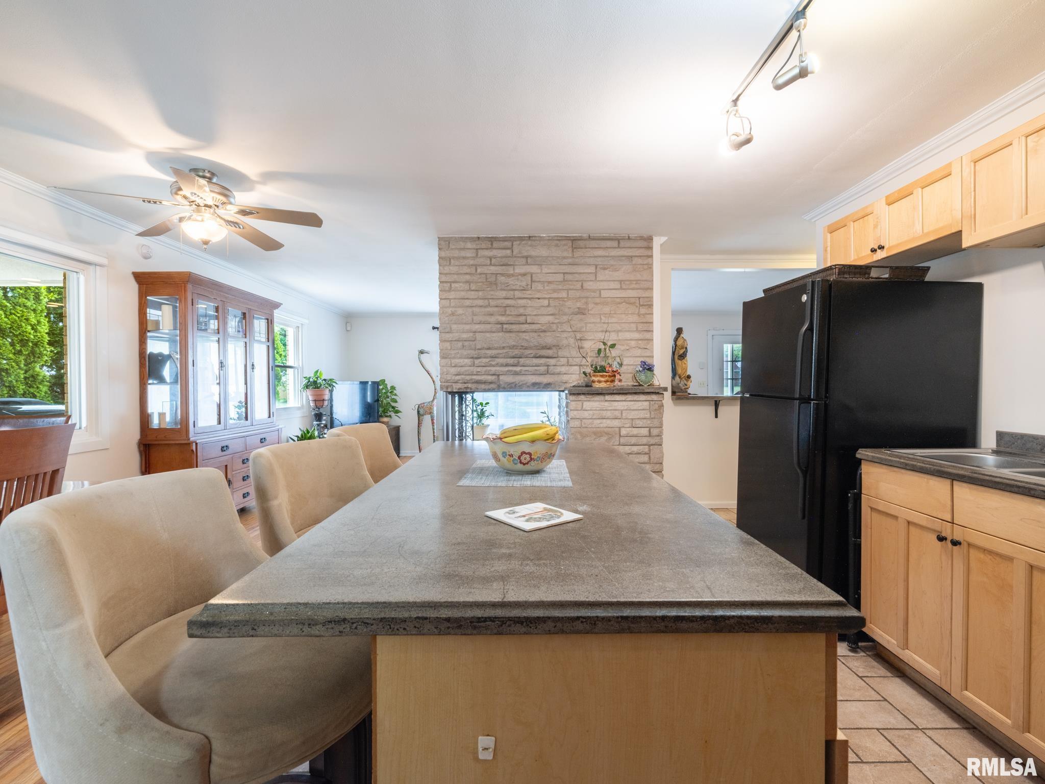 1036 E FORREST HILL Avenue