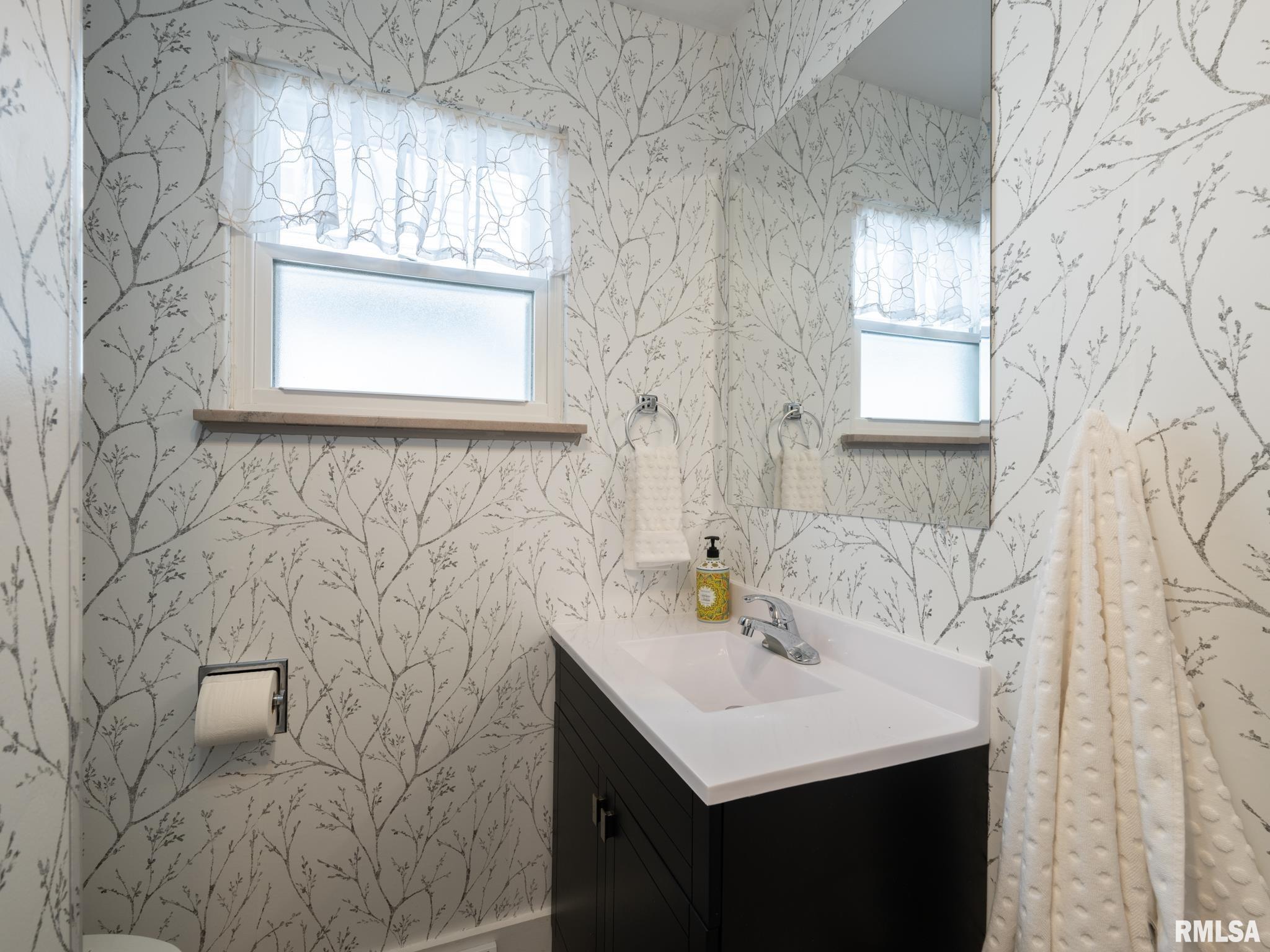 1036 E FORREST HILL Avenue