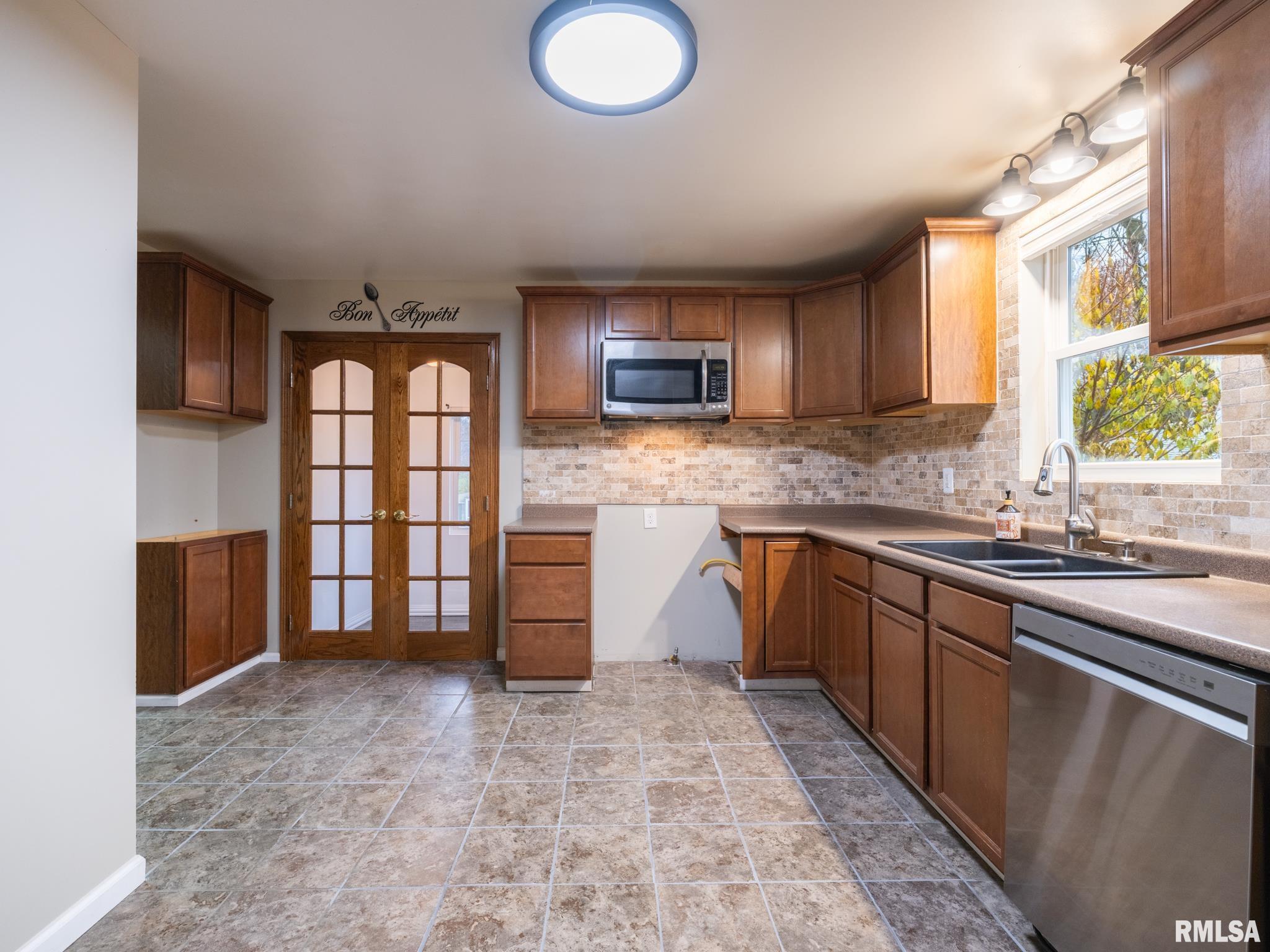 100 S SANDERSON Avenue