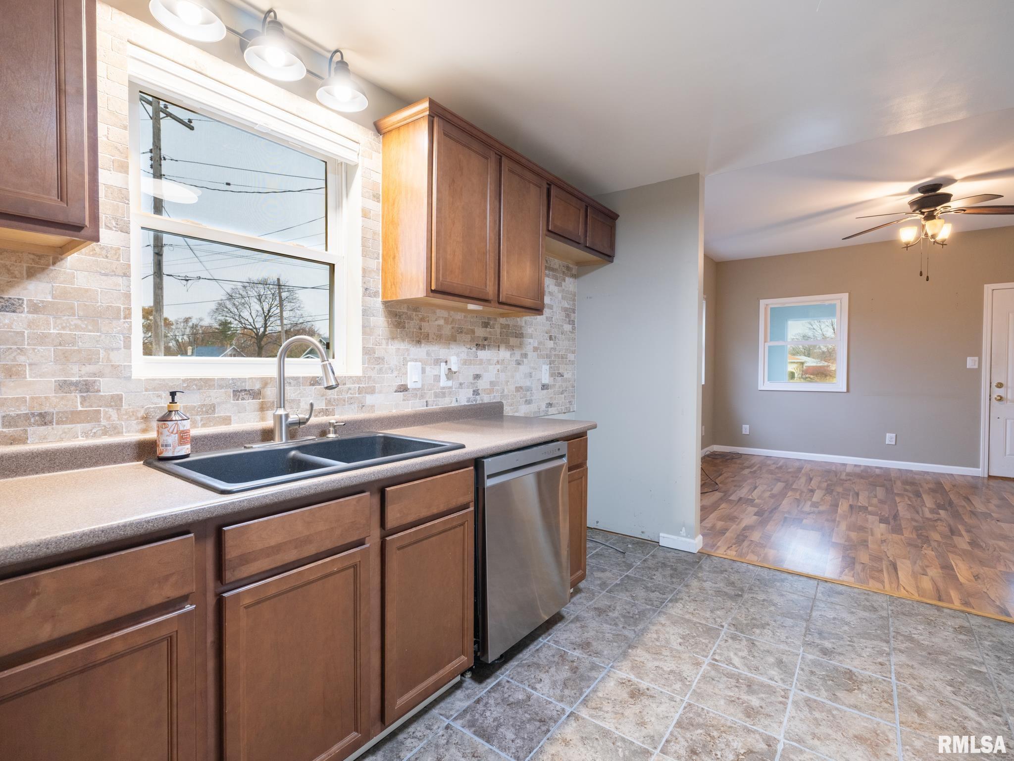 100 S SANDERSON Avenue