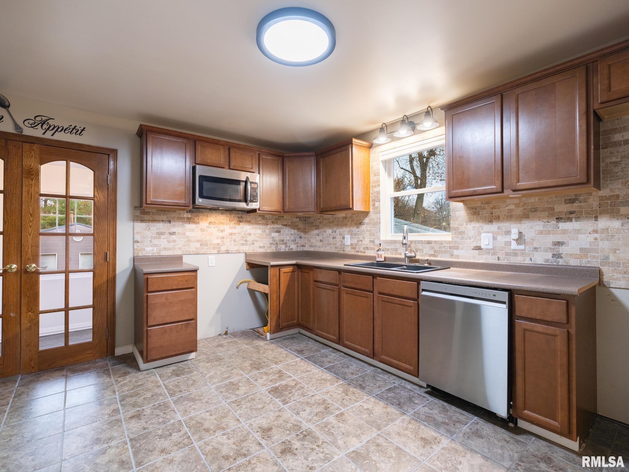 100 S SANDERSON Avenue