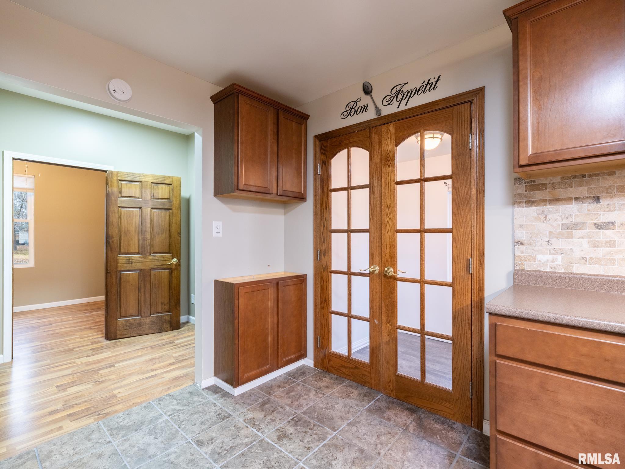 100 S SANDERSON Avenue