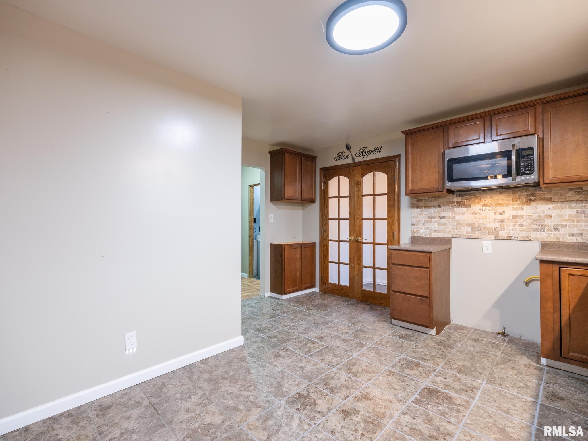 100 S SANDERSON Avenue