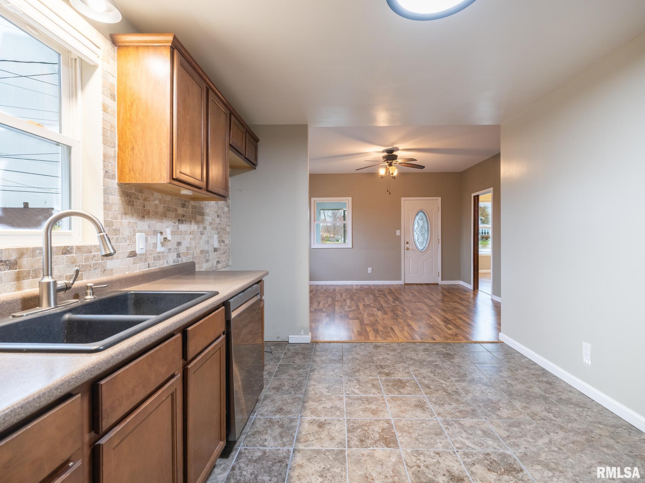 100 S SANDERSON Avenue