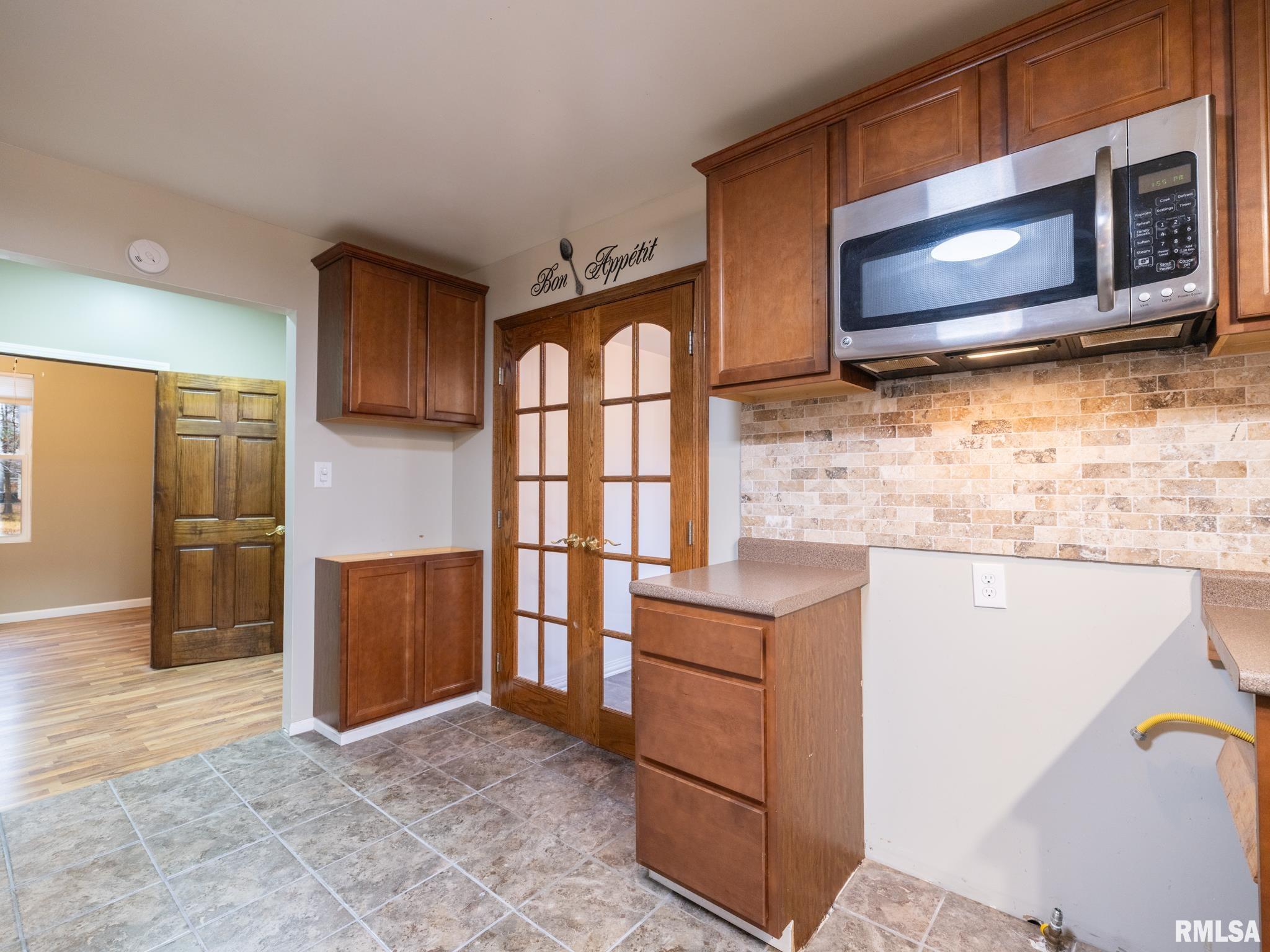 100 S SANDERSON Avenue