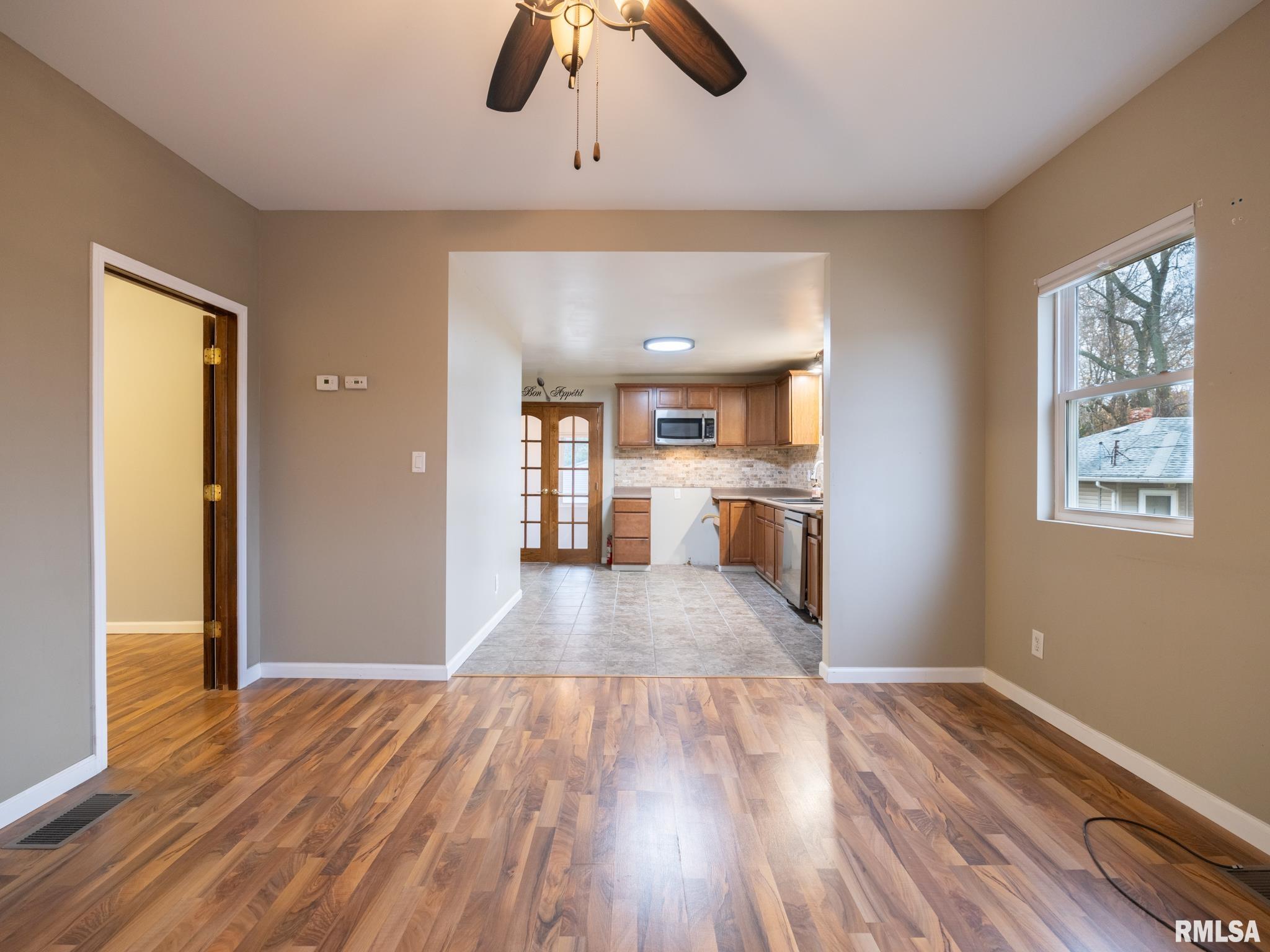 100 S SANDERSON Avenue