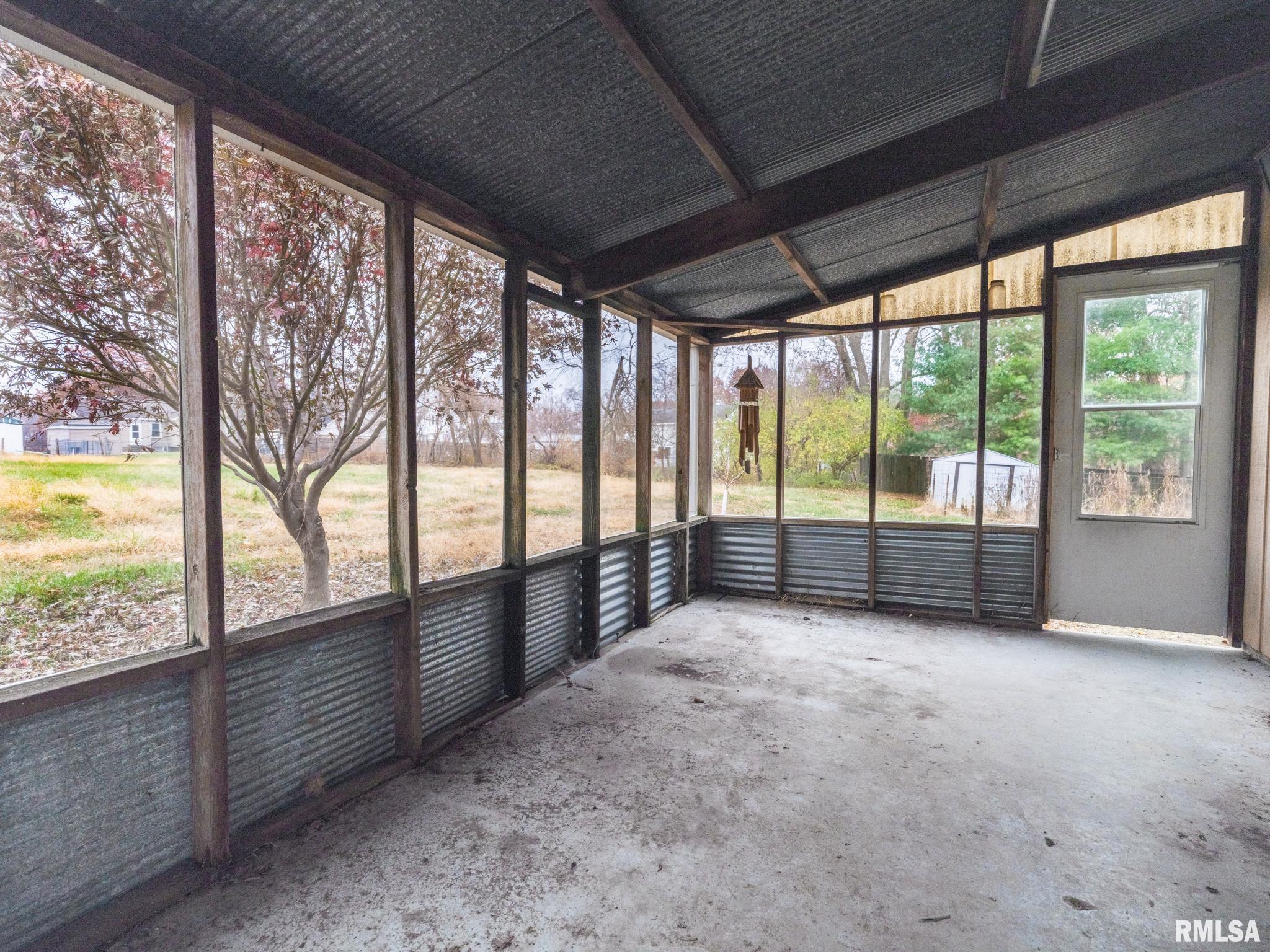 100 S SANDERSON Avenue