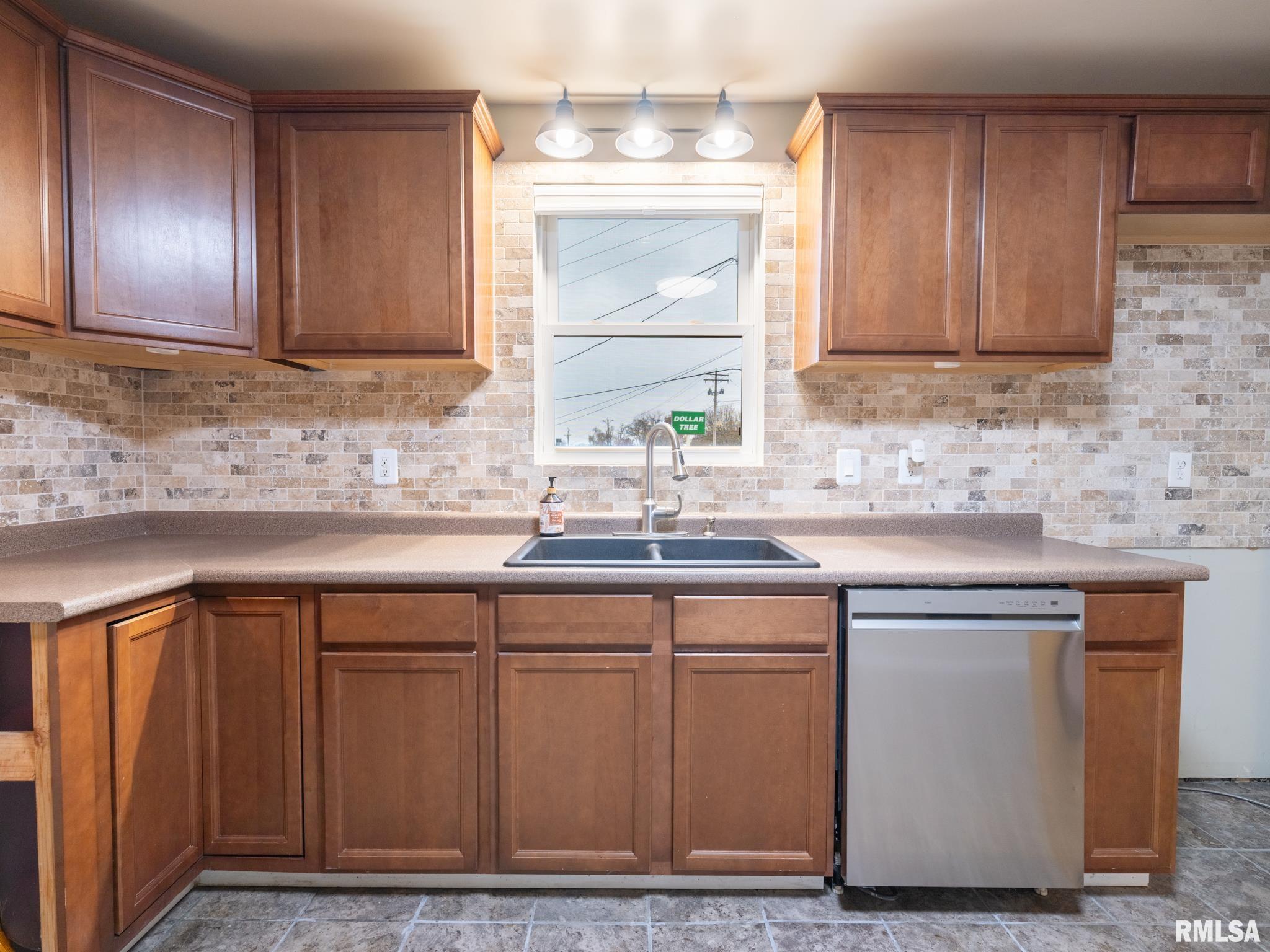 100 S SANDERSON Avenue