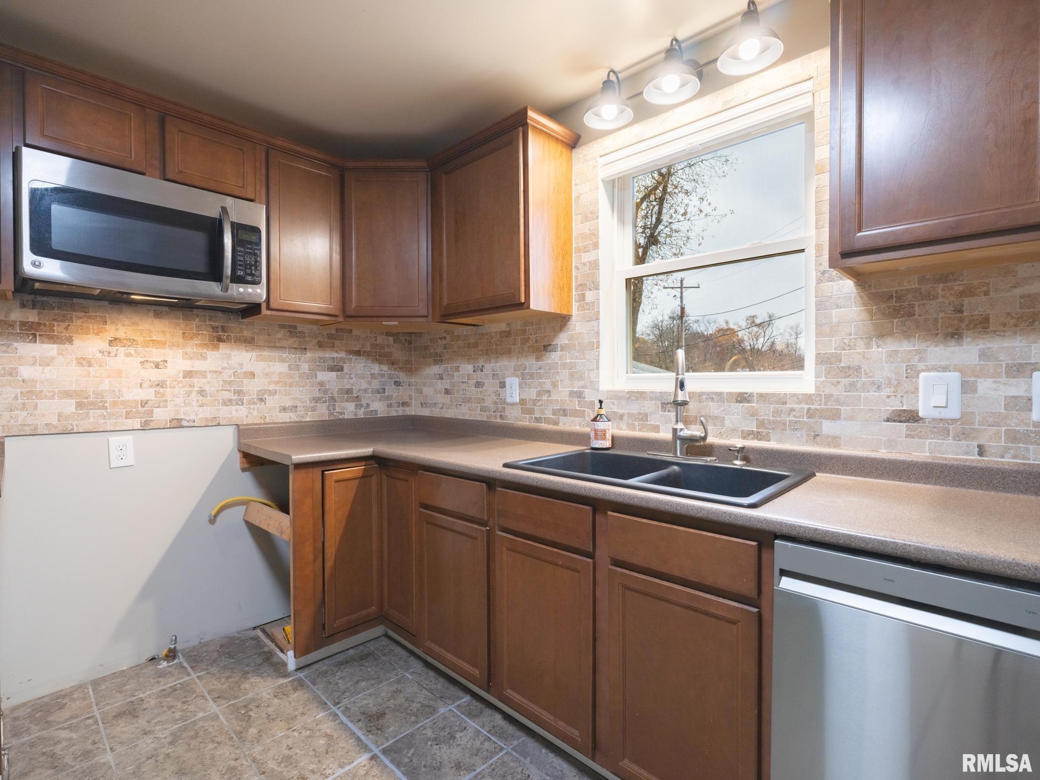 100 S SANDERSON Avenue